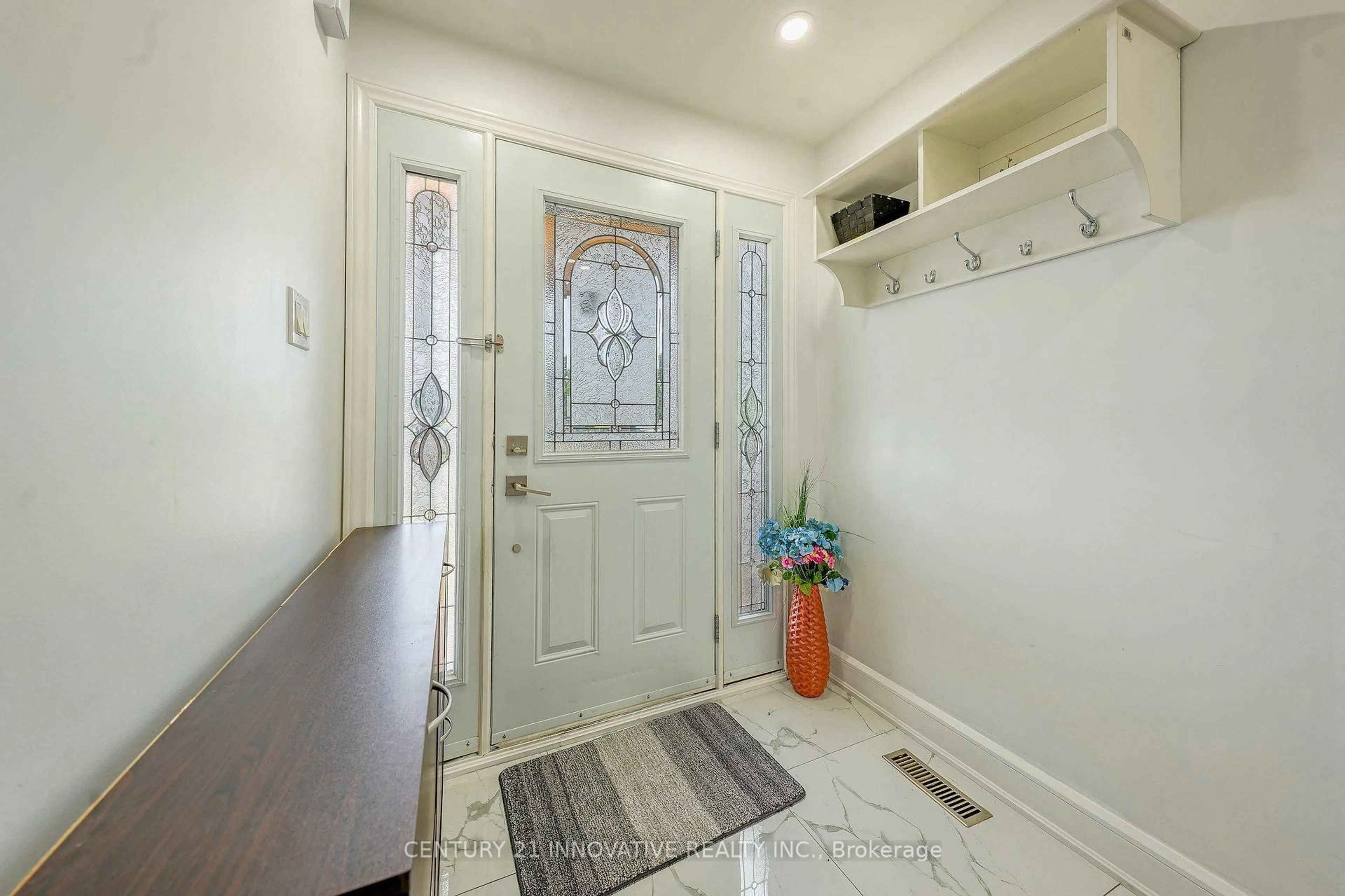 Indoor entryway for 13 Dorset Dr, Brampton Ontario L6T 2Y1