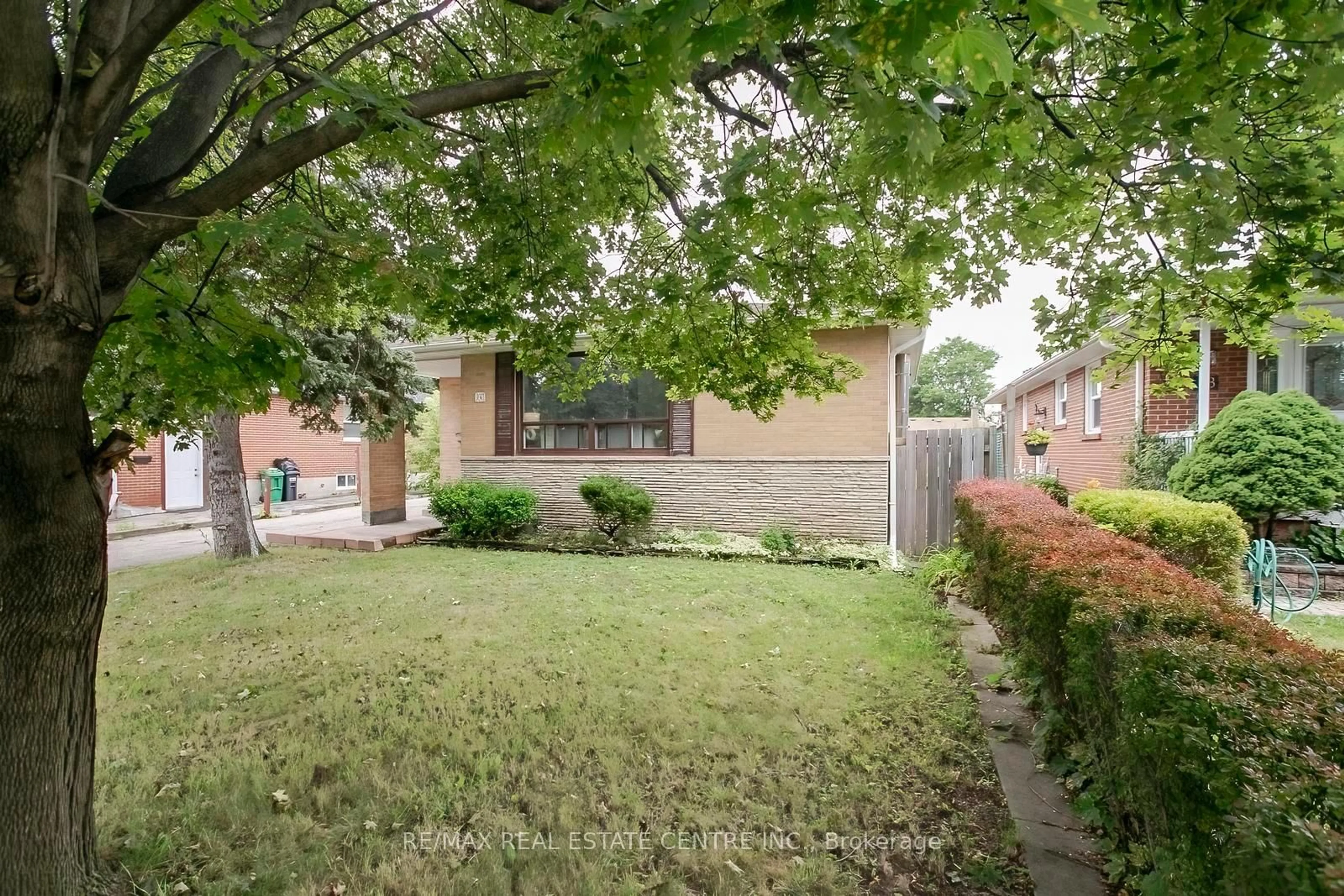Home with brick exterior material, street for 16 McLaughlin Rd, Brampton Ontario L6X 1Y5