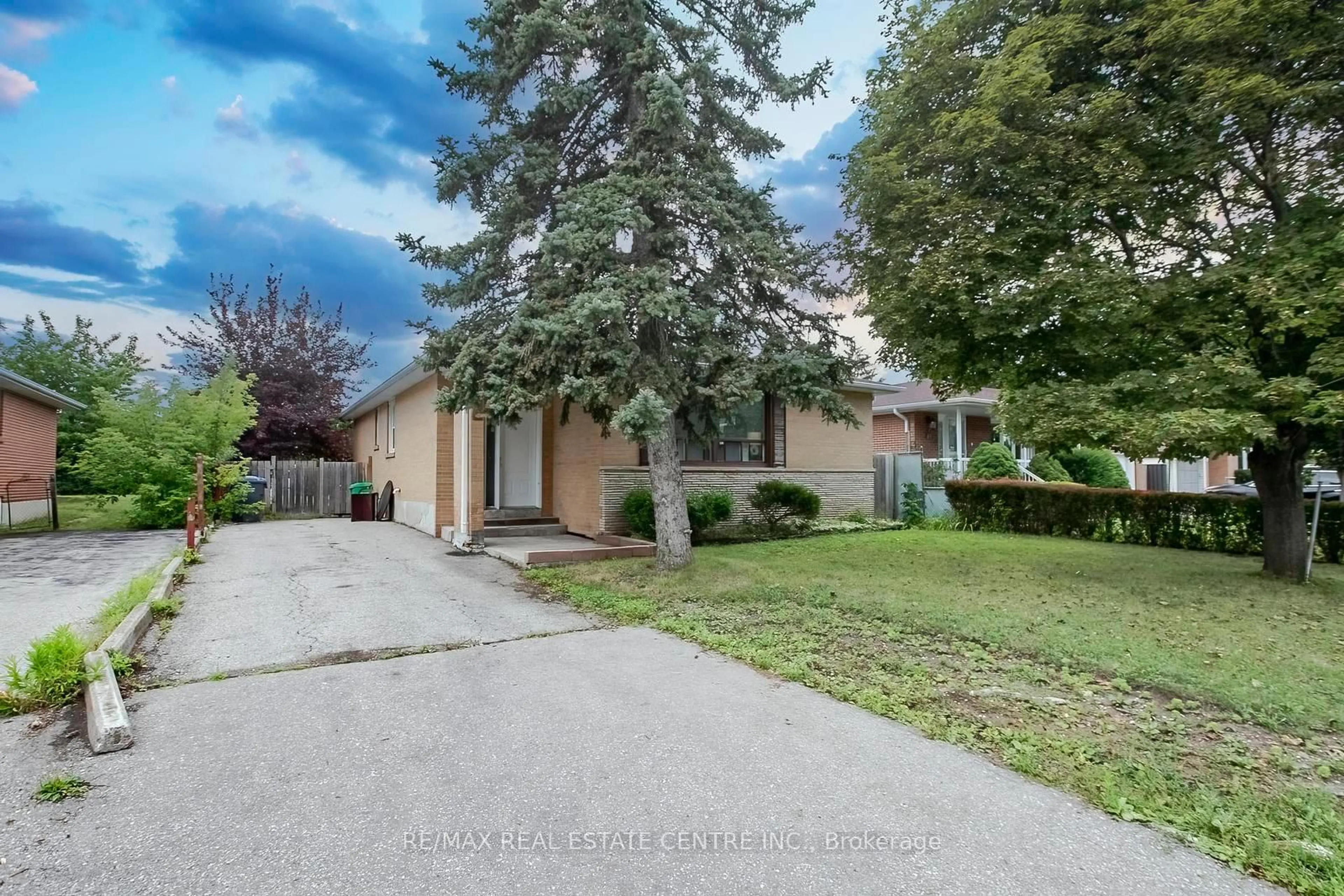A pic from outside/outdoor area/front of a property/back of a property/a pic from drone, street for 16 McLaughlin Rd, Brampton Ontario L6X 1Y5