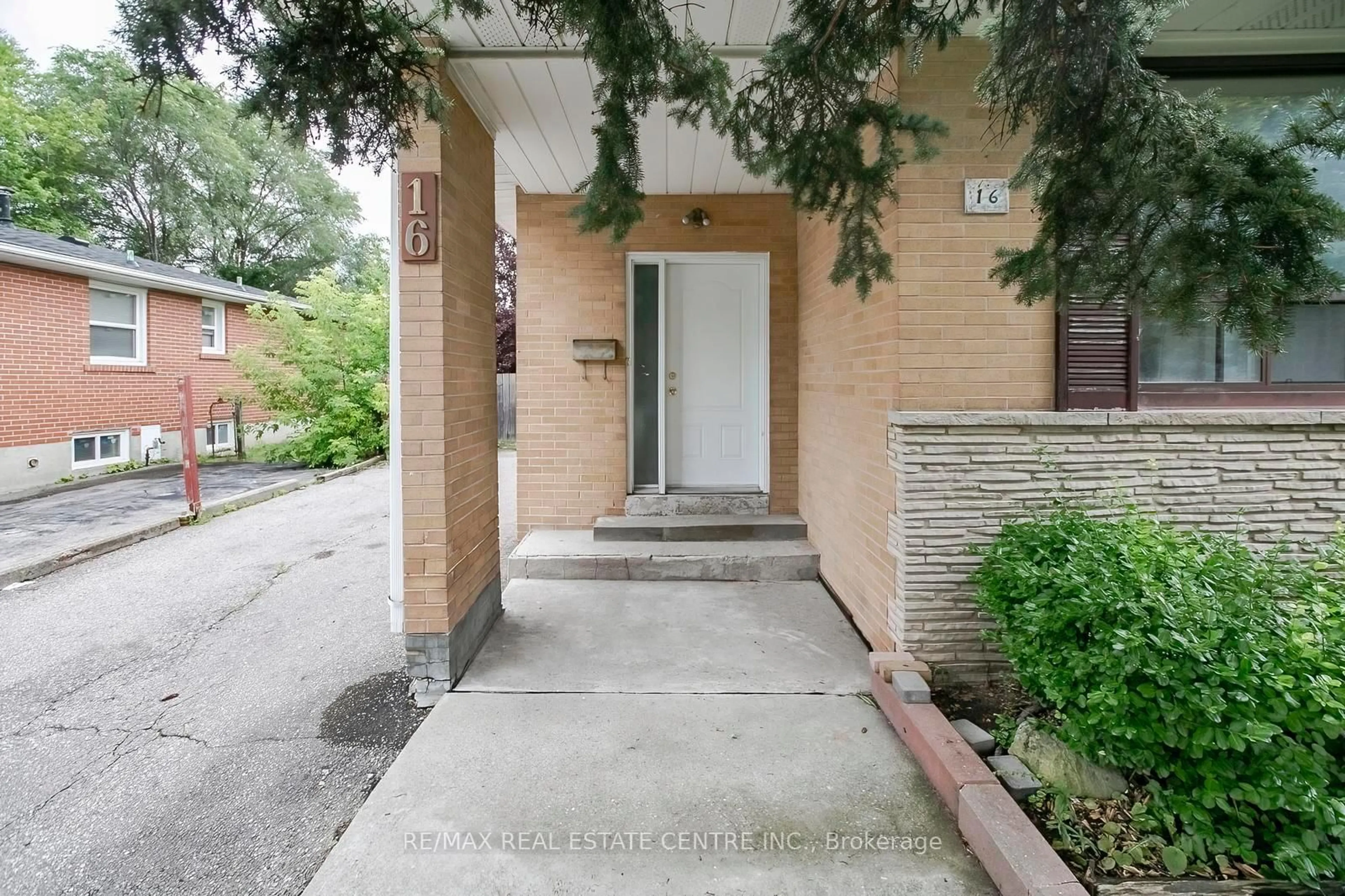 Indoor foyer for 16 McLaughlin Rd, Brampton Ontario L6X 1Y5