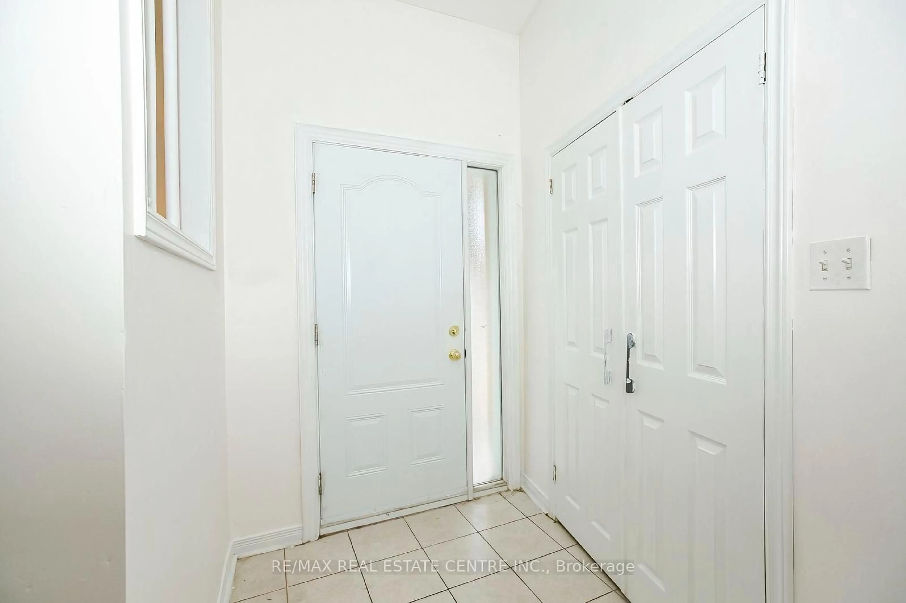 Indoor entryway for 16 McLaughlin Rd, Brampton Ontario L6X 1Y5