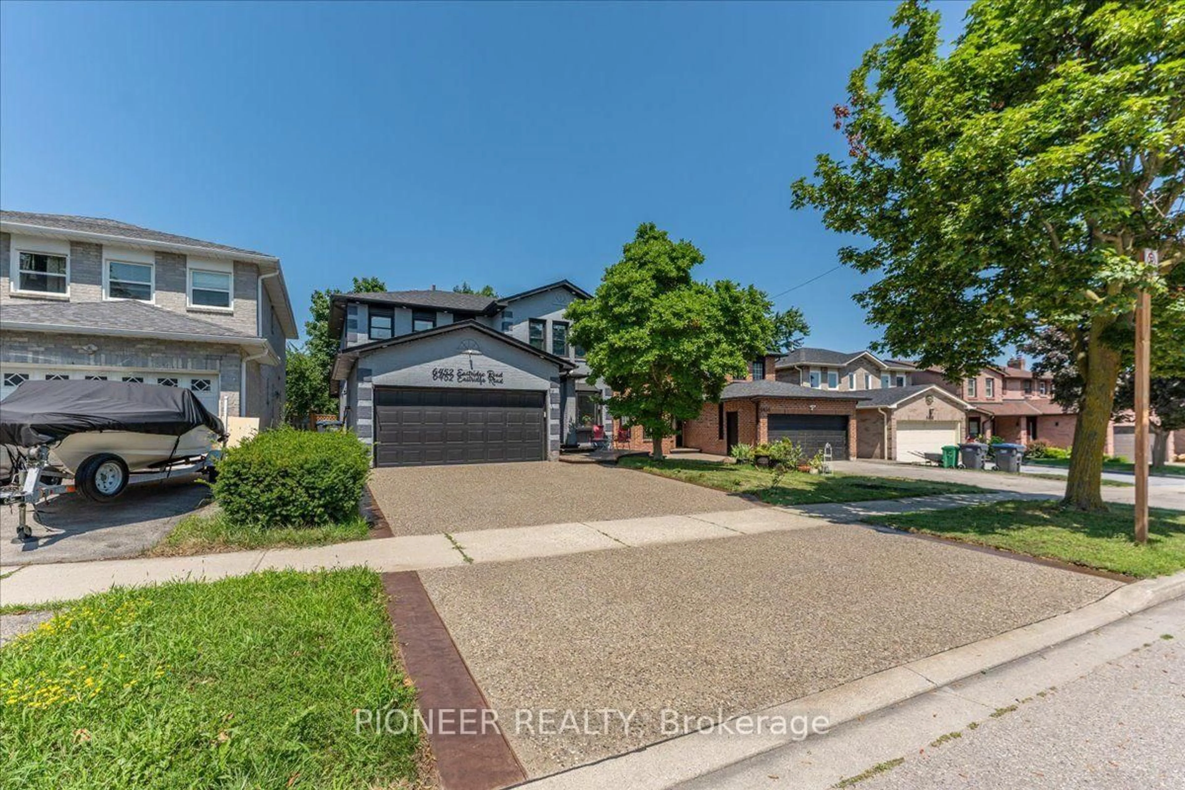A pic from outside/outdoor area/front of a property/back of a property/a pic from drone, street for 6452 Eastridge Rd, Mississauga Ontario L5N 4K8