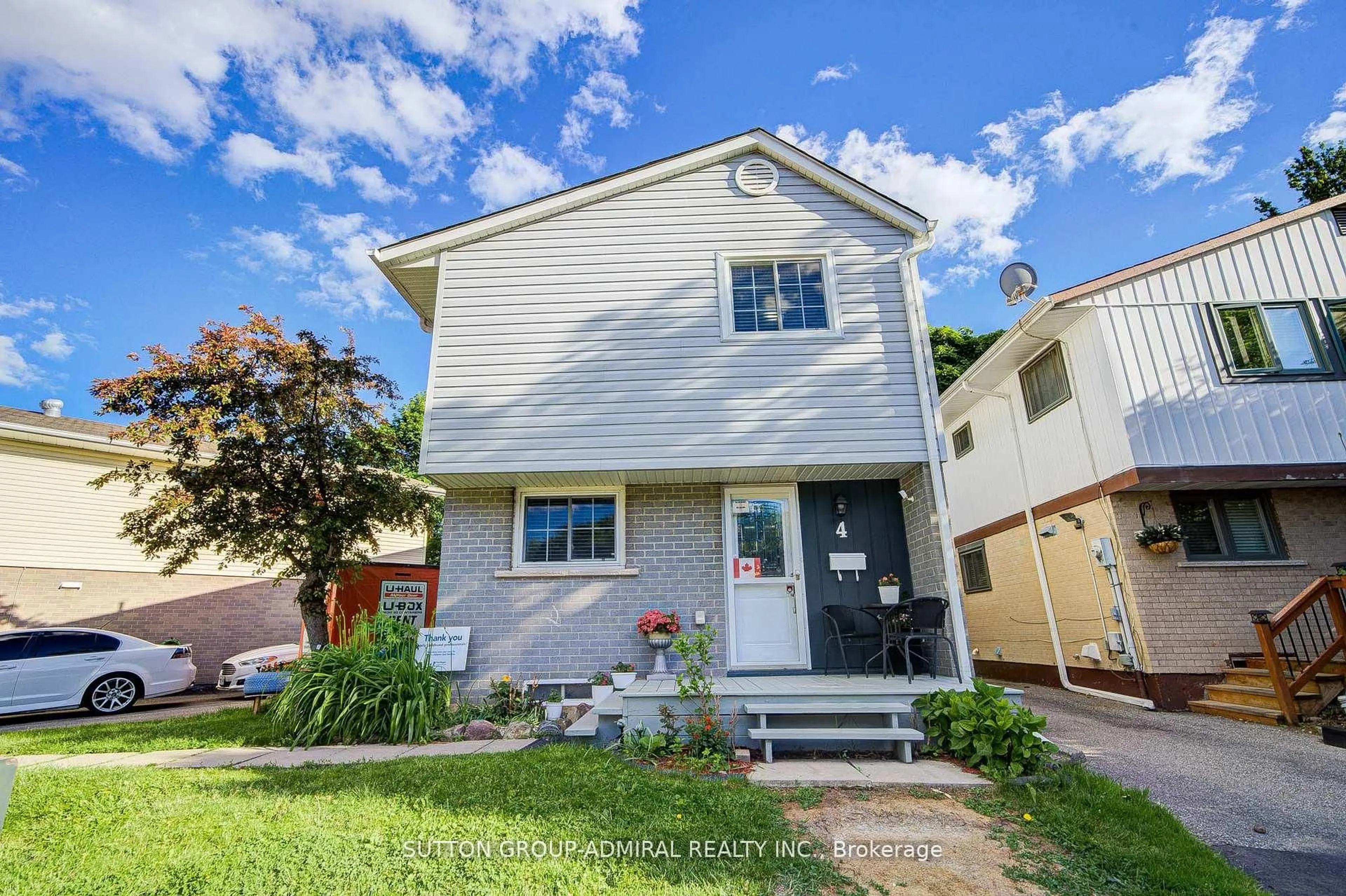 Home with vinyl exterior material, street for 4 Hilda Crt, Brampton Ontario L6S 2C1