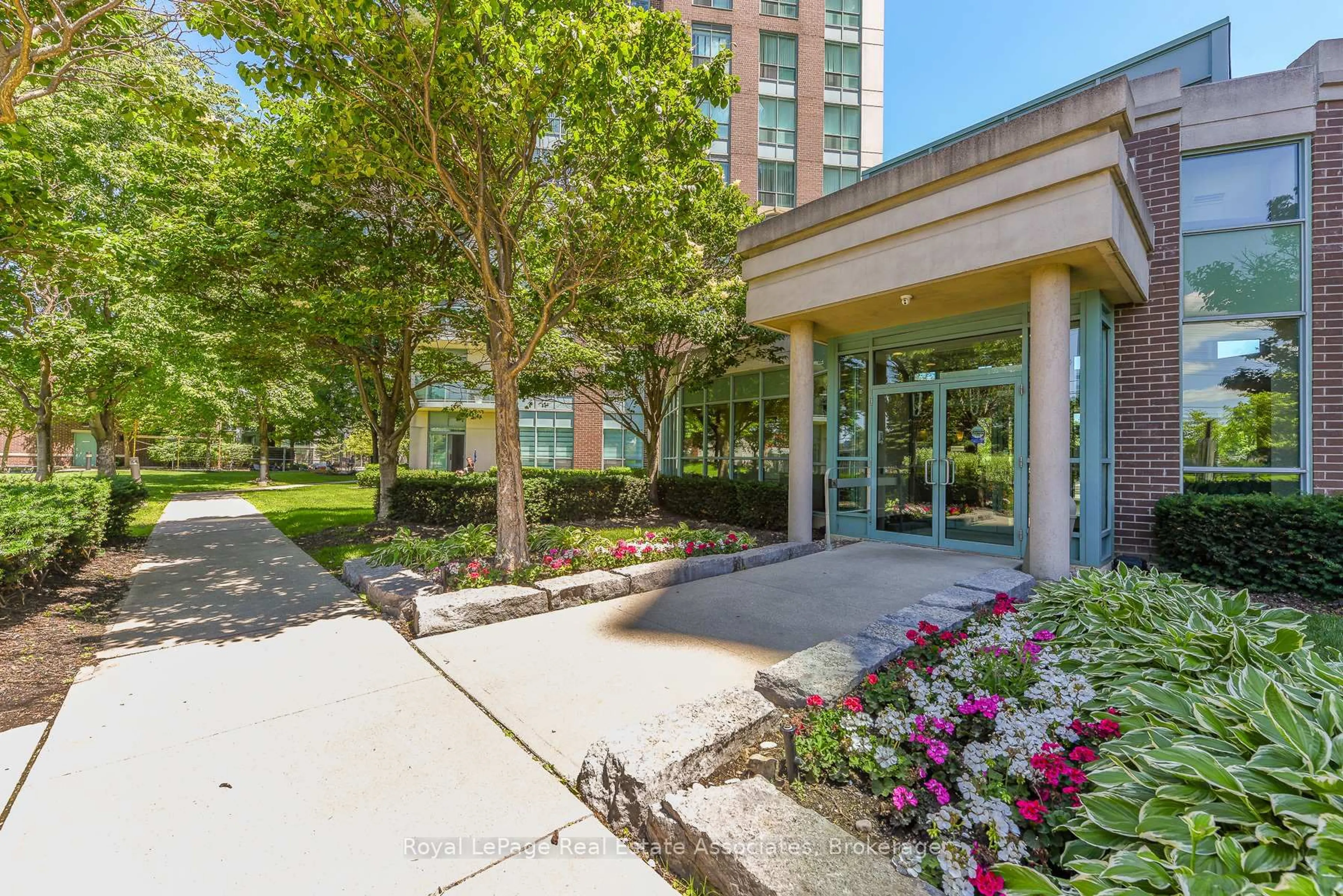 Indoor foyer for 4879 Kimbermount Ave #710, Mississauga Ontario L5M 7R8