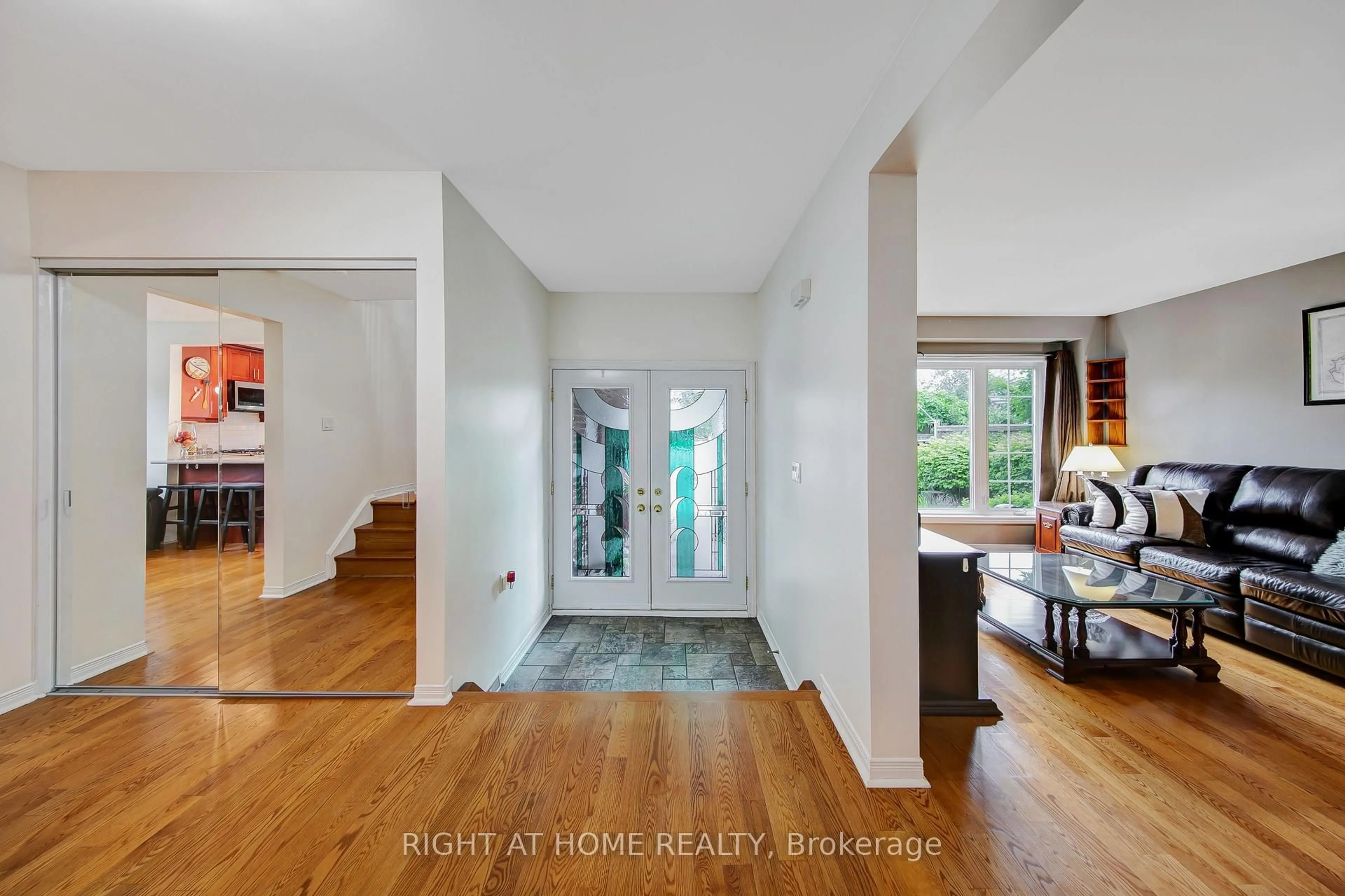 Indoor foyer for 2796 Tallberg Crt, Mississauga Ontario L5J 1T1