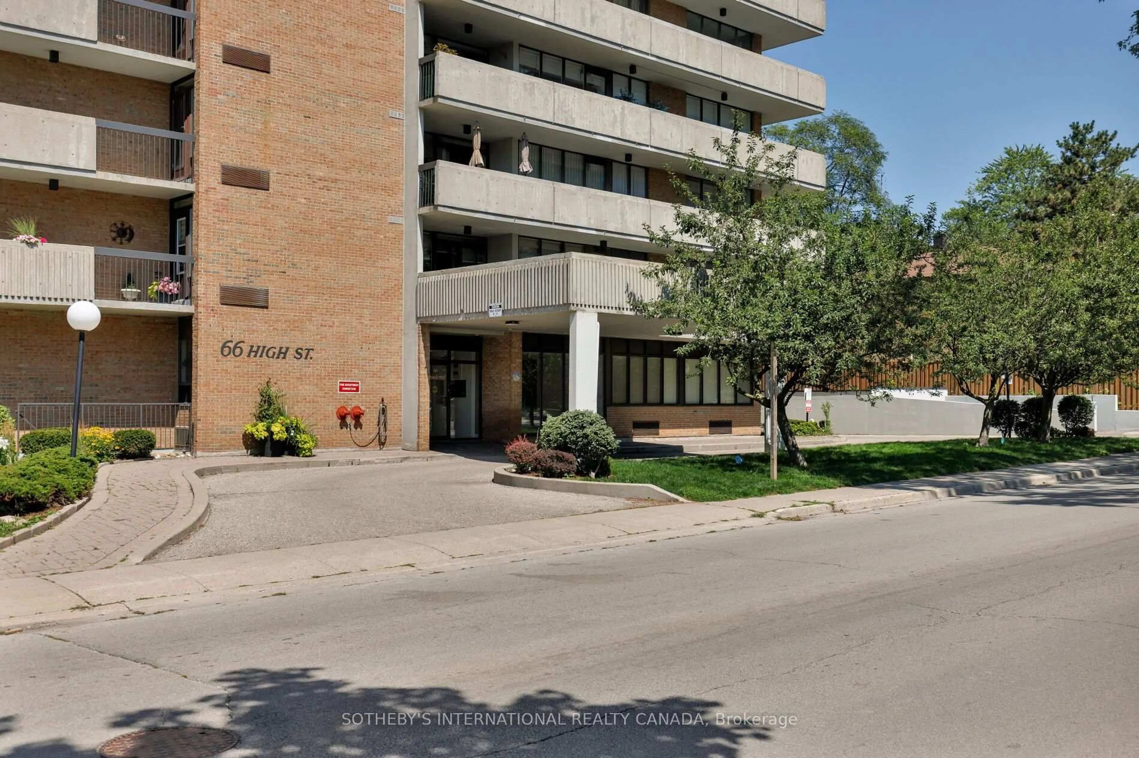 Indoor foyer for 66 High St #903, Mississauga Ontario L5G 1K2