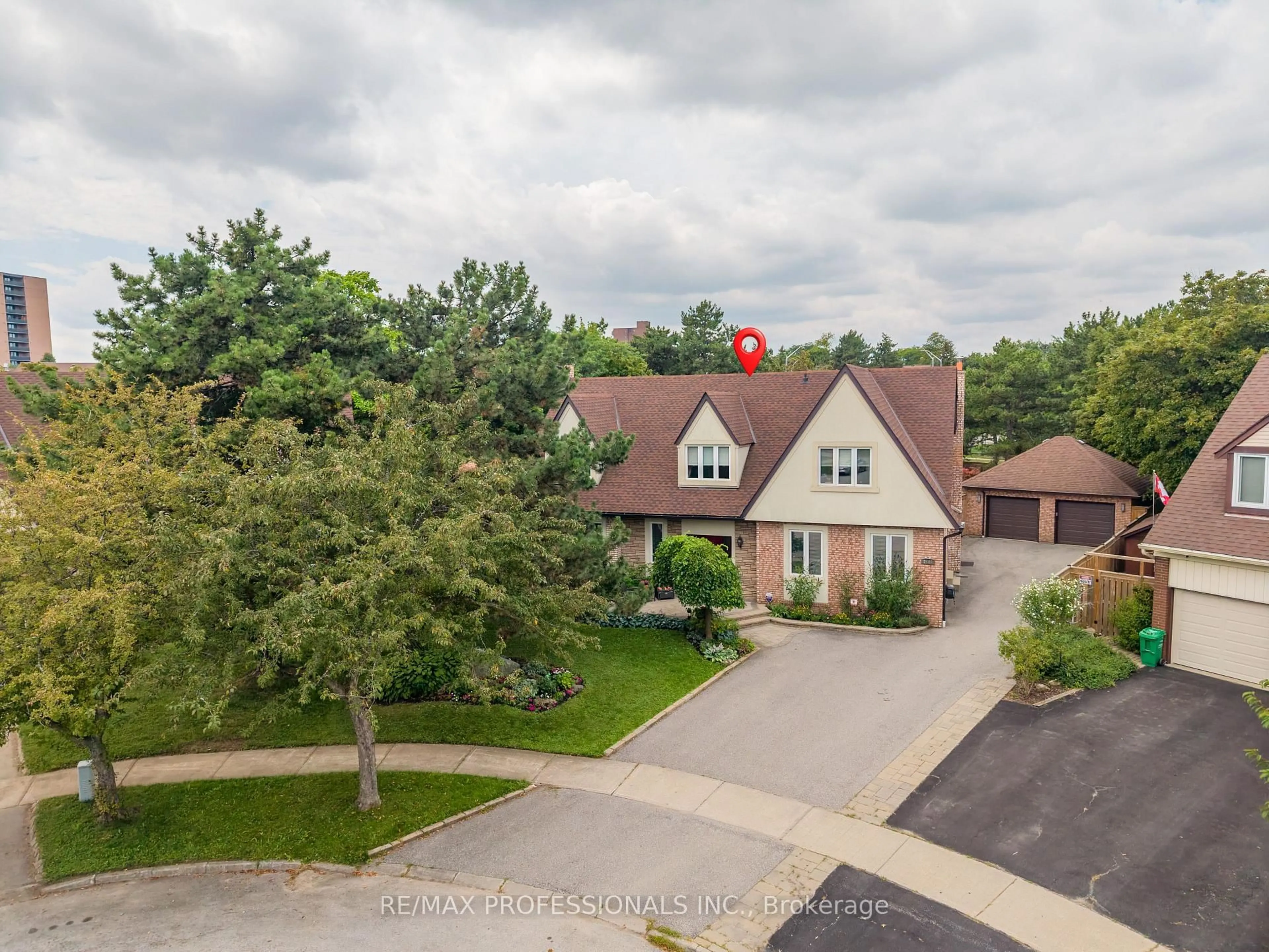 A pic from outside/outdoor area/front of a property/back of a property/a pic from drone, street for 2604 Barrisdale Crt, Mississauga Ontario L5N 2H2