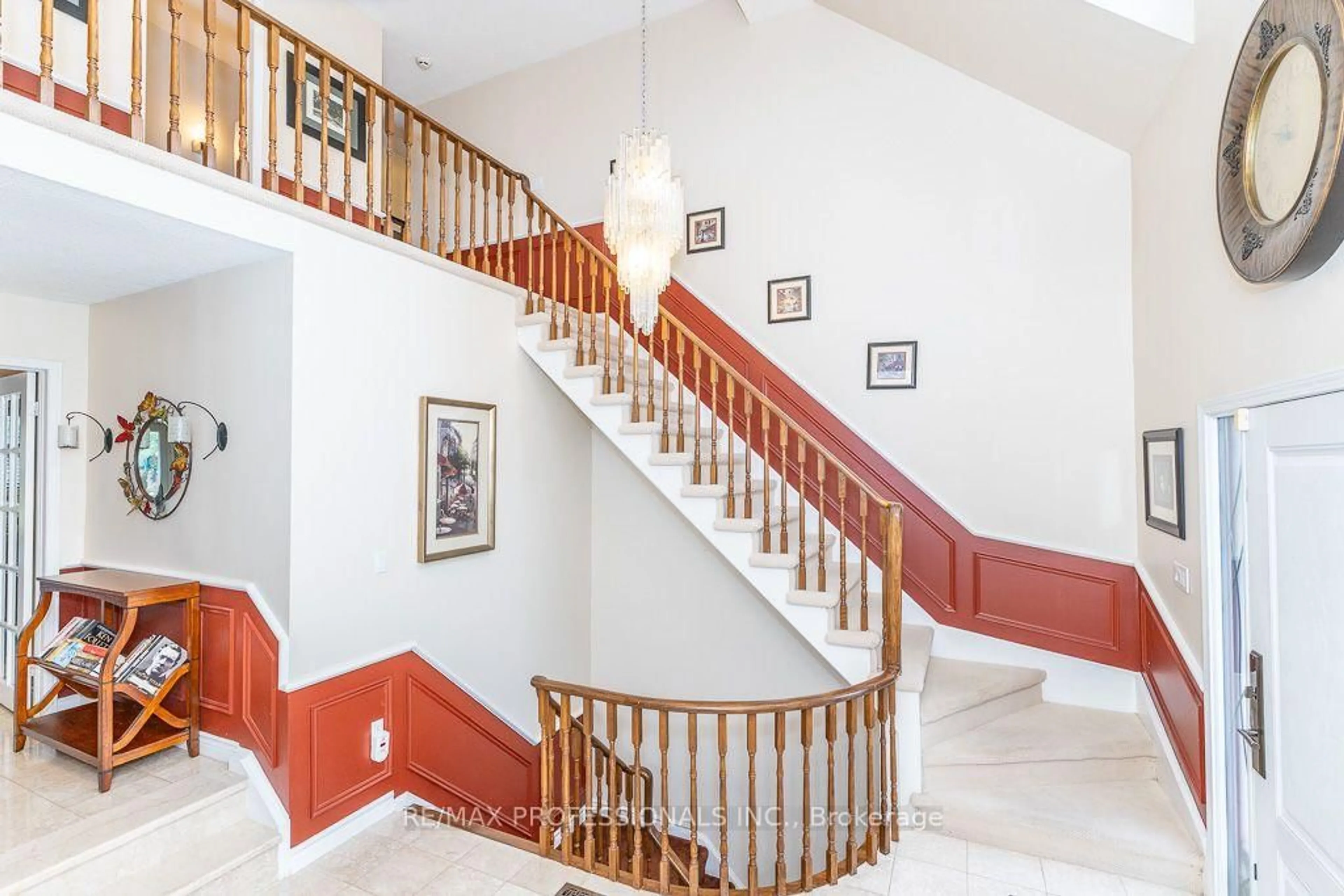 Indoor foyer for 2604 Barrisdale Crt, Mississauga Ontario L5N 2H2