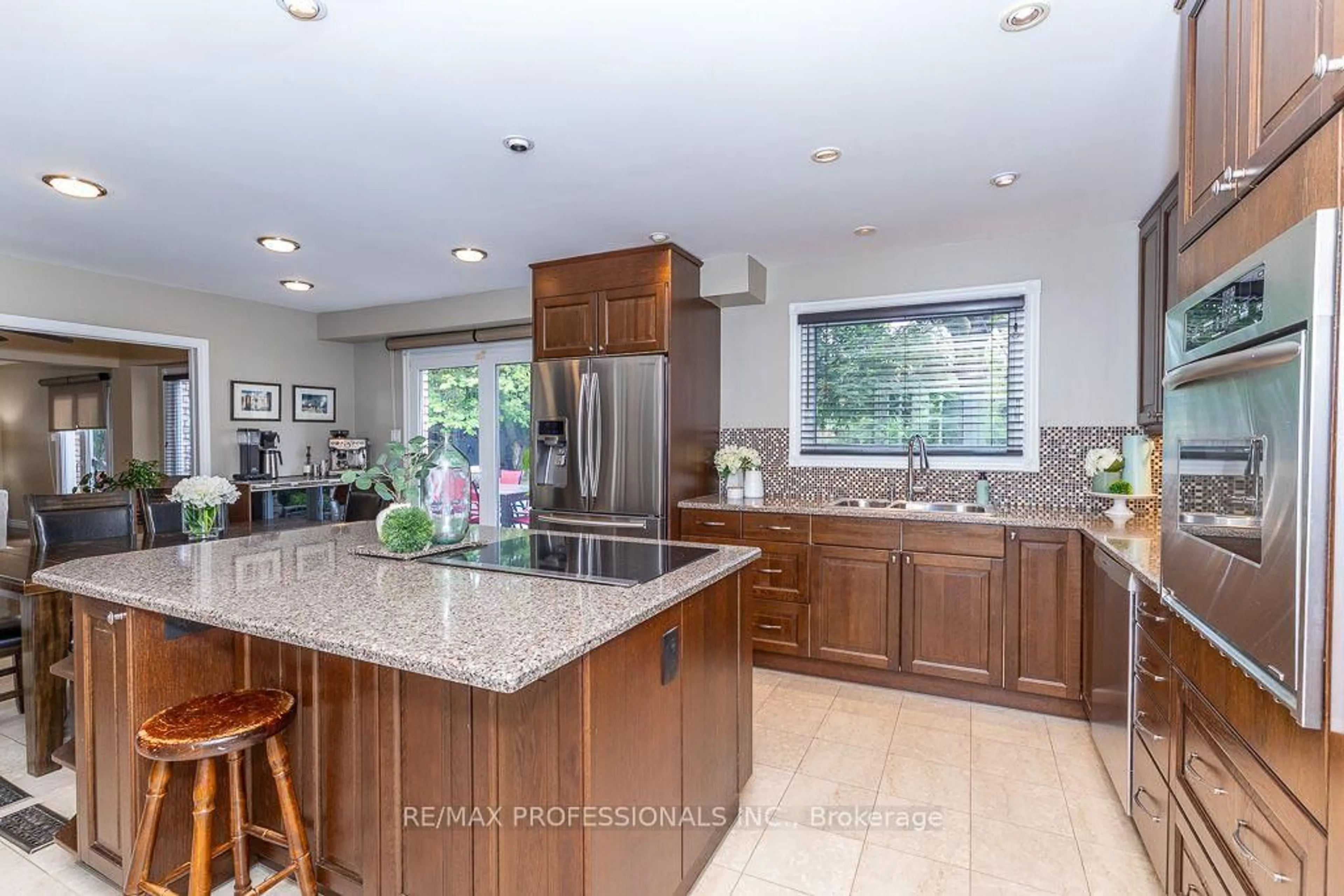 Open concept kitchen, ceramic/tile floor for 2604 Barrisdale Crt, Mississauga Ontario L5N 2H2