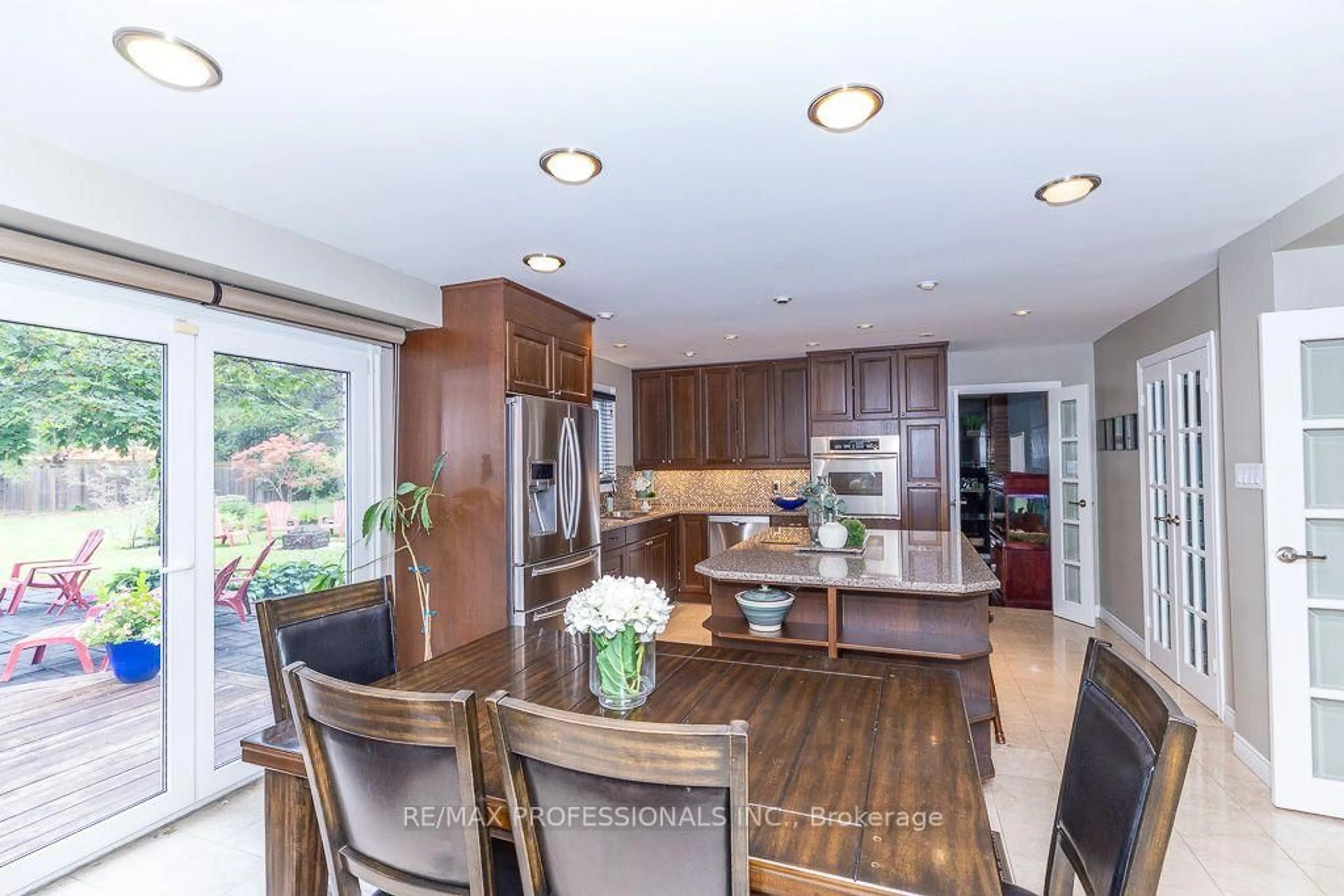 Open concept kitchen, unknown for 2604 Barrisdale Crt, Mississauga Ontario L5N 2H2