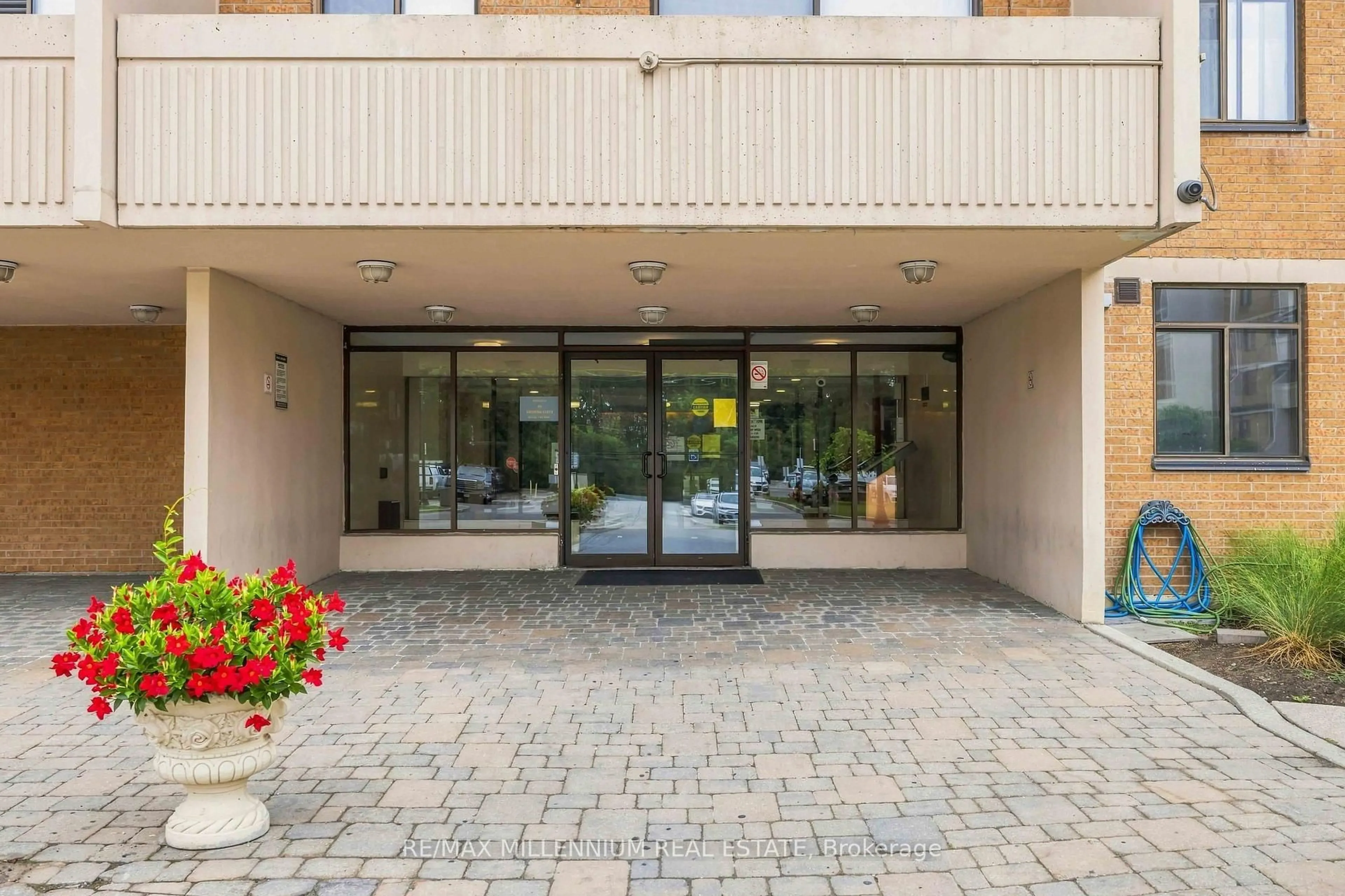 Indoor foyer for 2645 Jane St #126, Toronto Ontario M3L 2J3