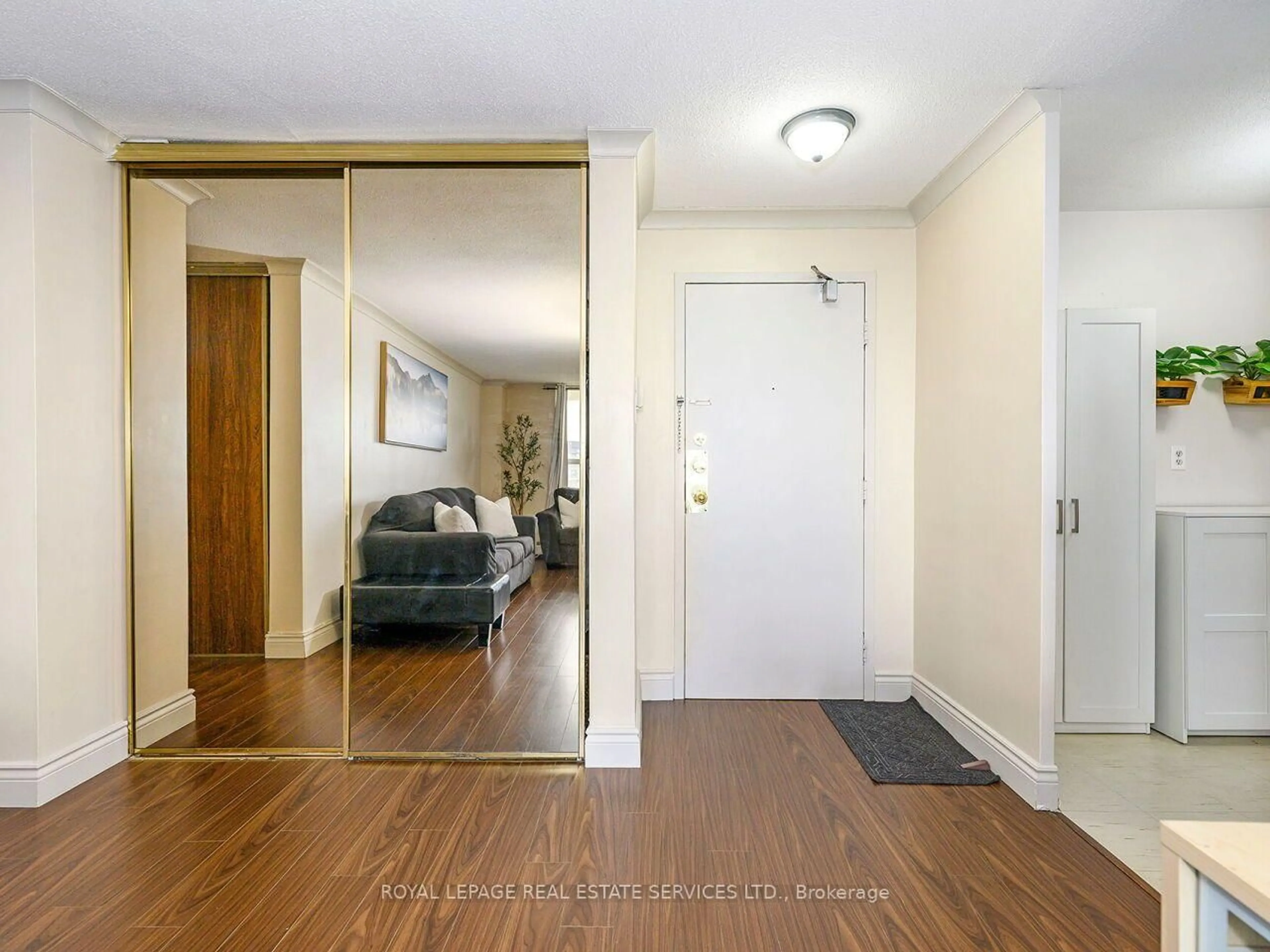 Indoor entryway for 3120 Kirwin Ave #1109, Mississauga Ontario L5A 3R2