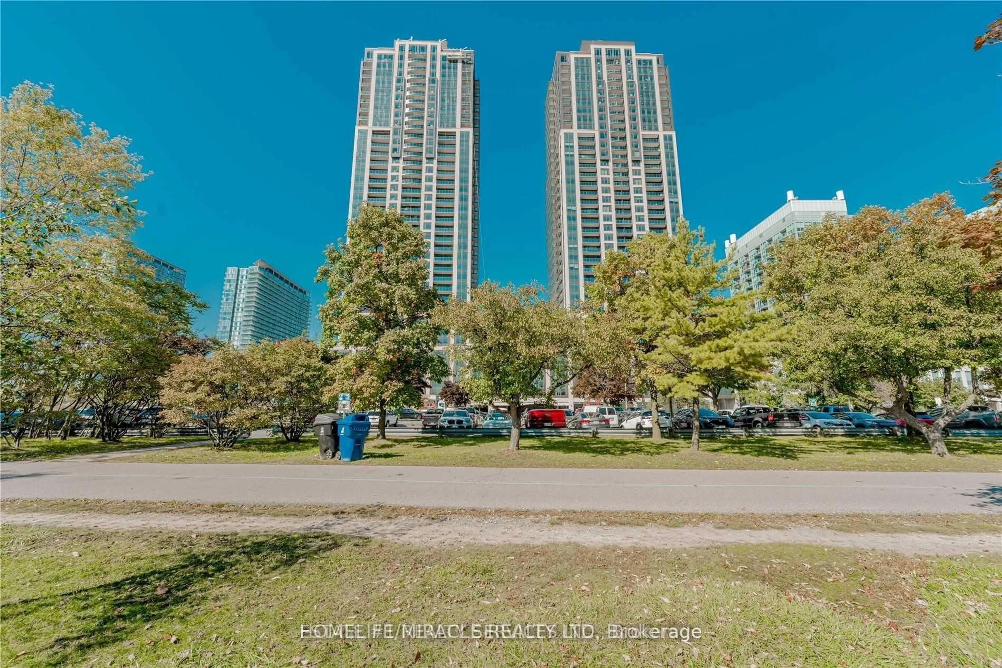 A pic from outside/outdoor area/front of a property/back of a property/a pic from drone, city buildings view from balcony for 1928 Lakeshore Blvd, Toronto Ontario M6S 1A1