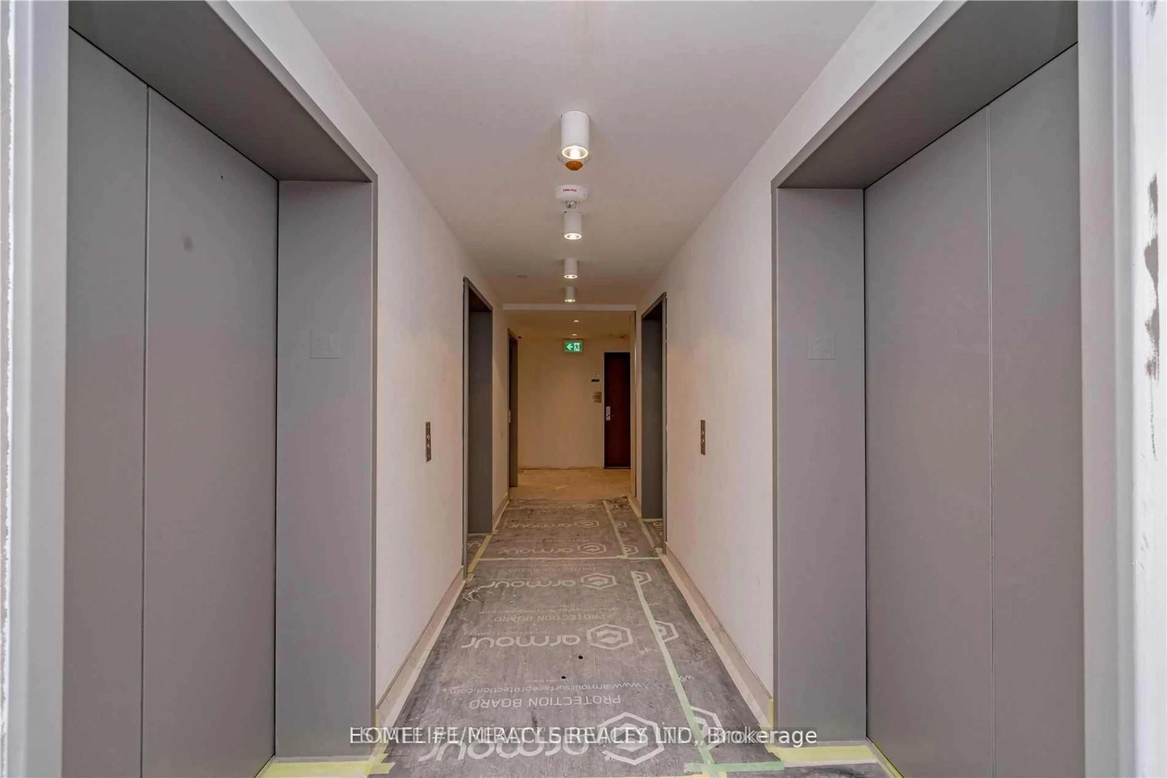 Indoor foyer for 1928 Lakeshore Blvd, Toronto Ontario M6S 1A1