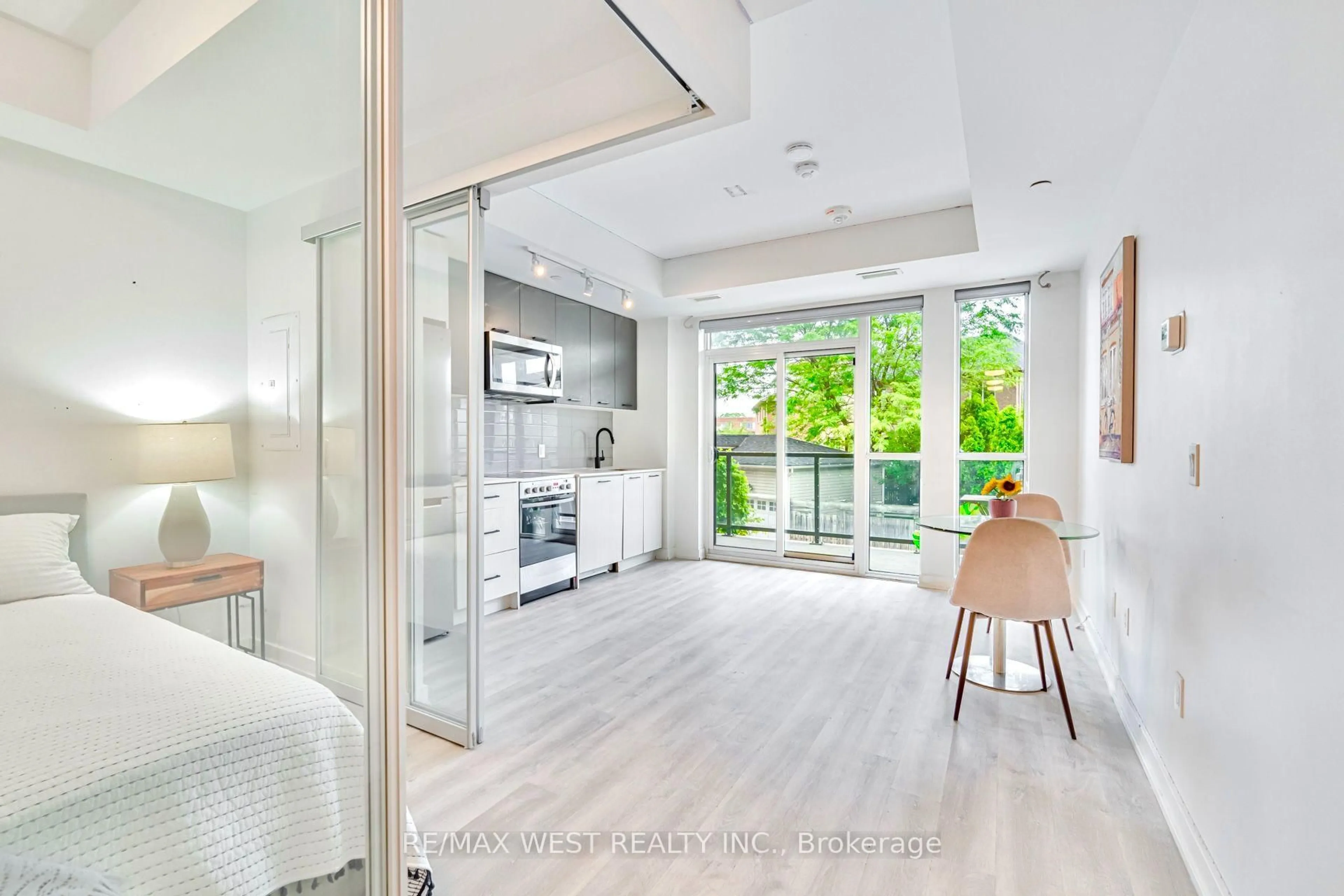Unknown for 2300 St Clair Ave #211, Toronto Ontario M6N 0B3