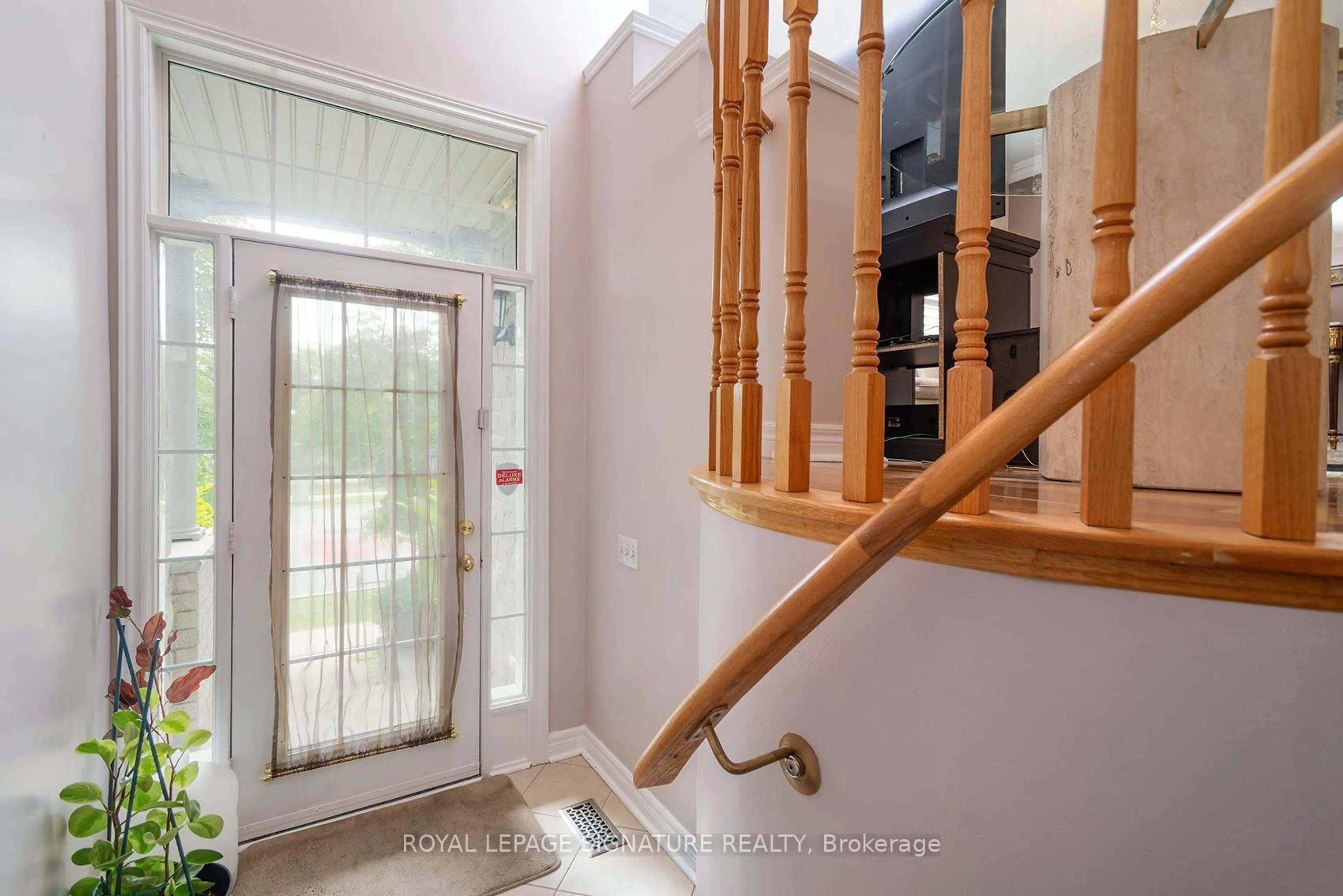 Indoor foyer for 469 Bristol Rd, Mississauga Ontario L5R 4G2
