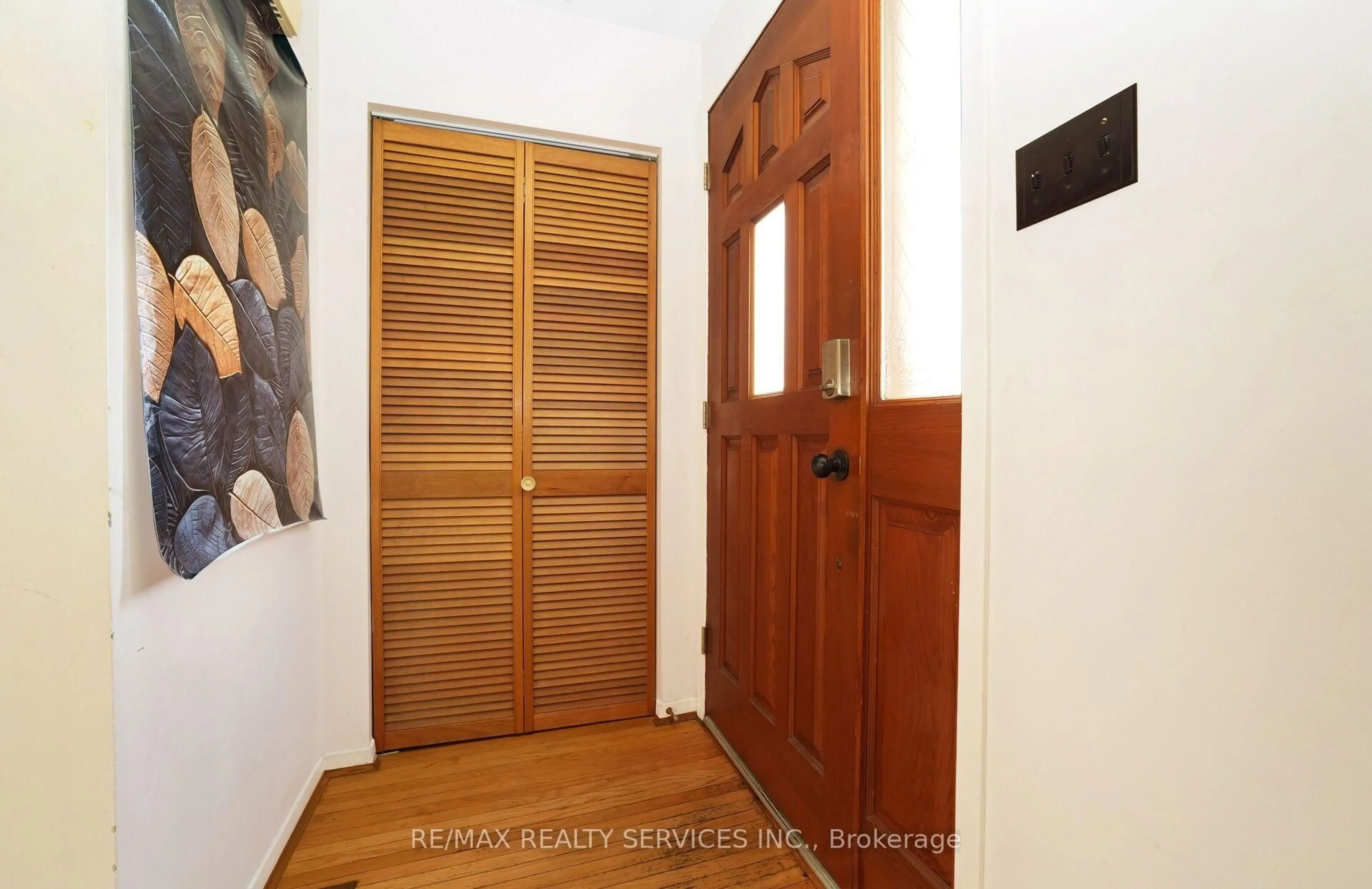 Indoor entryway for 79 Cloverdale Dr, Brampton Ontario L6T 2T5