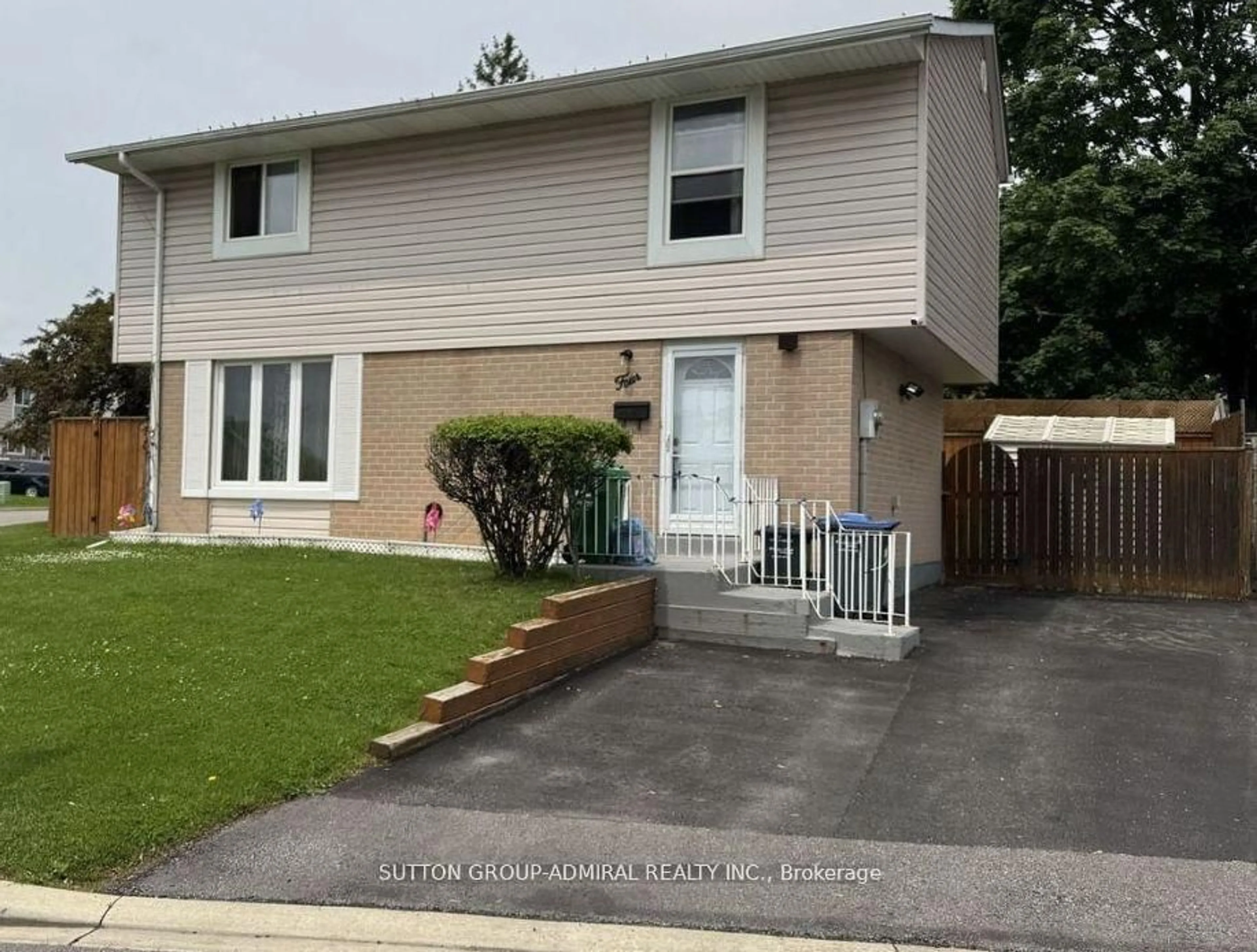 Home with vinyl exterior material, street for 4 Hardcastle Crt, Brampton Ontario L6S 2A9