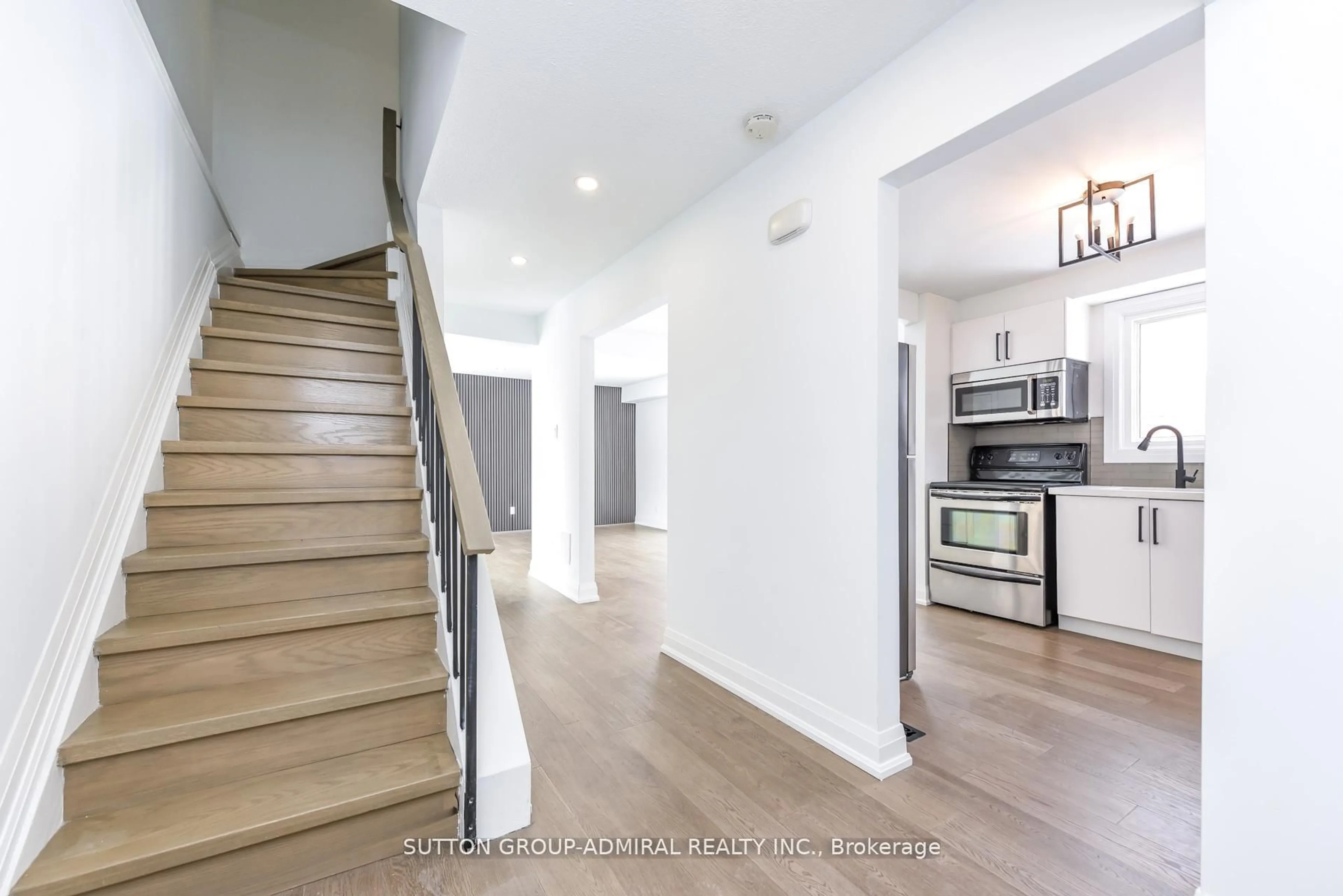 Indoor entryway for 4 Hardcastle Crt, Brampton Ontario L6S 2A9
