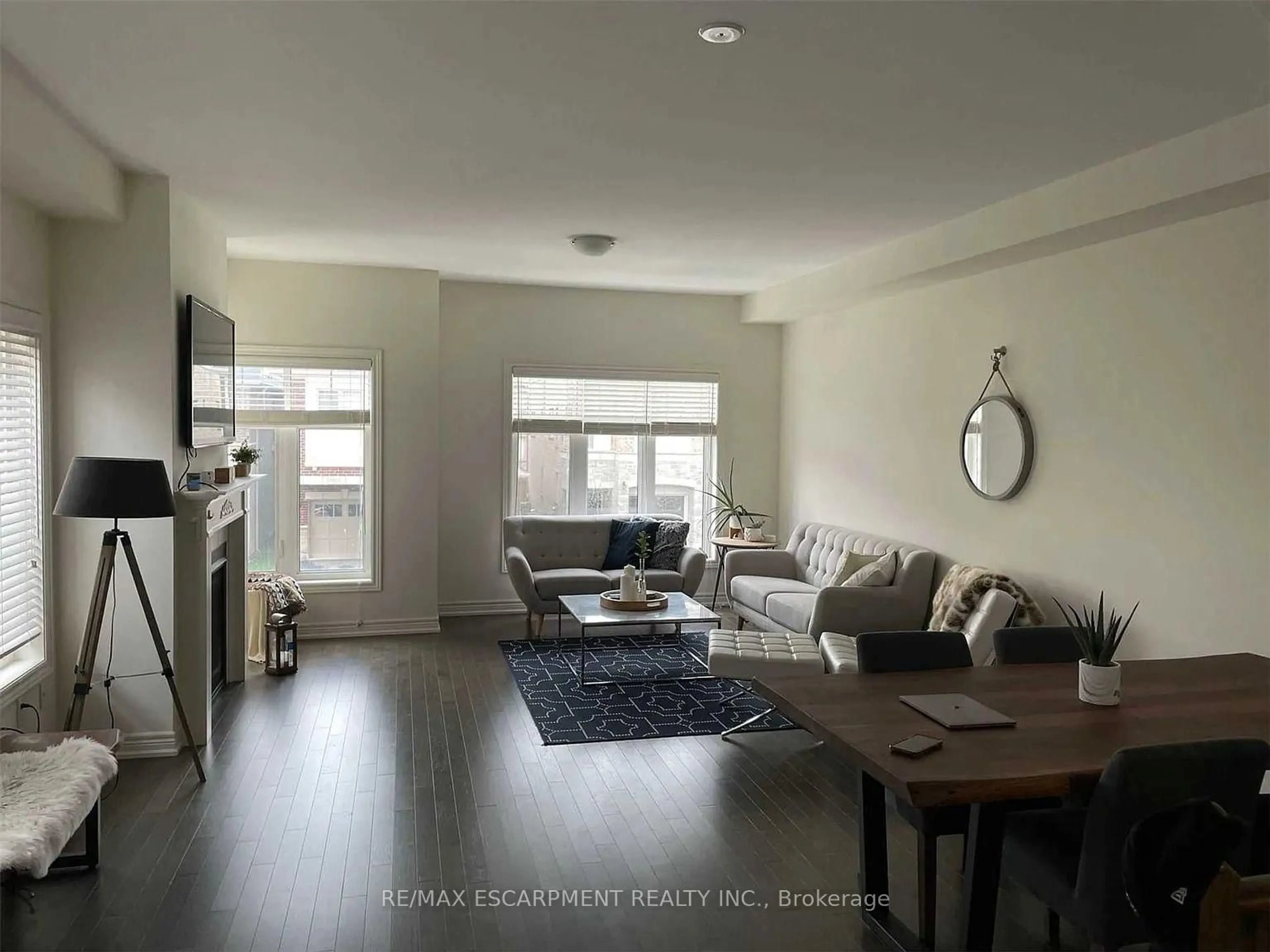 Living room with furniture, unknown for 3930 Tufgar Cres, Burlington Ontario L7M 2A4