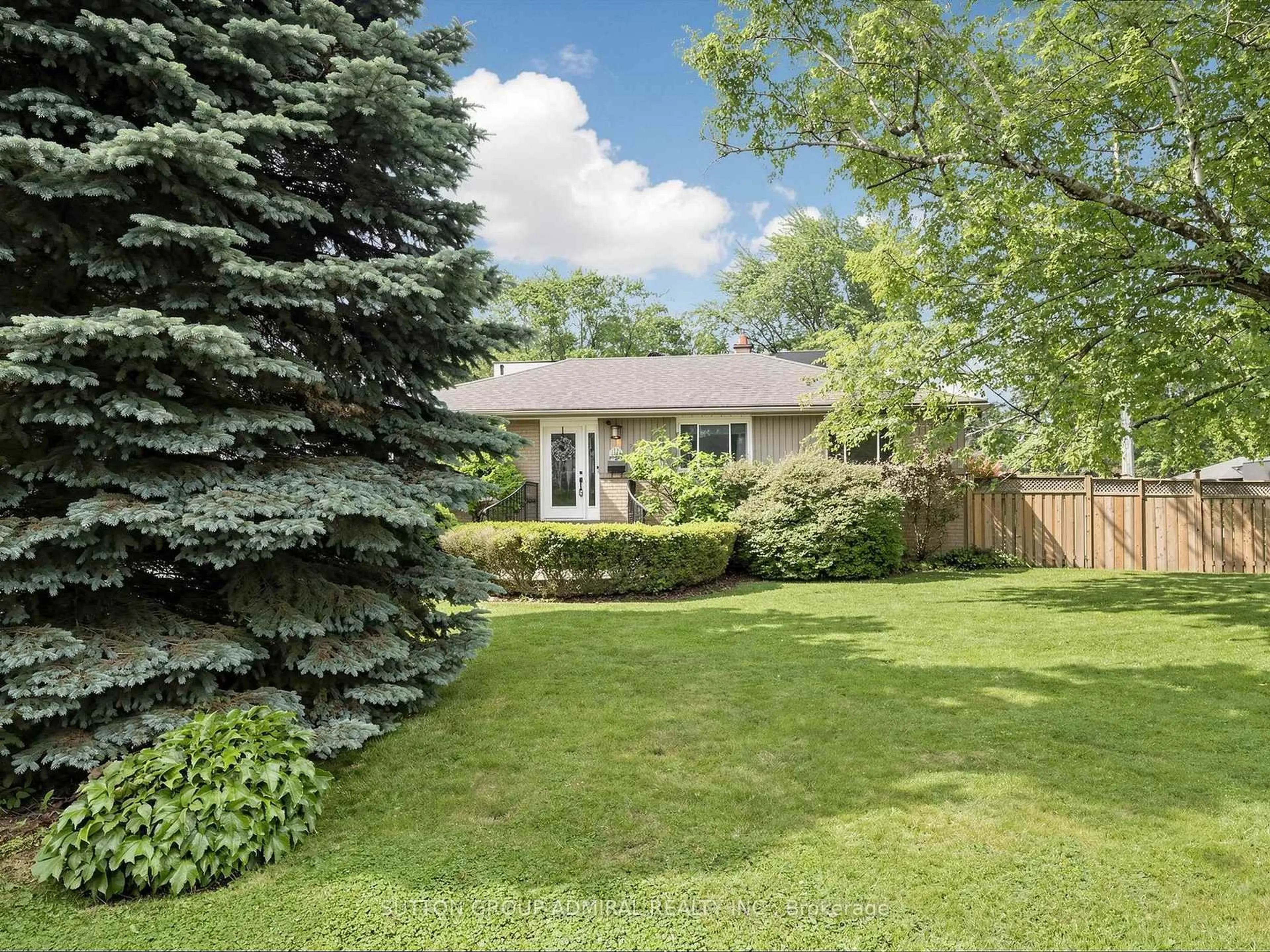 A pic from outside/outdoor area/front of a property/back of a property/a pic from drone, street for 1864 Hindhead Rd, Mississauga Ontario L5J 1N6