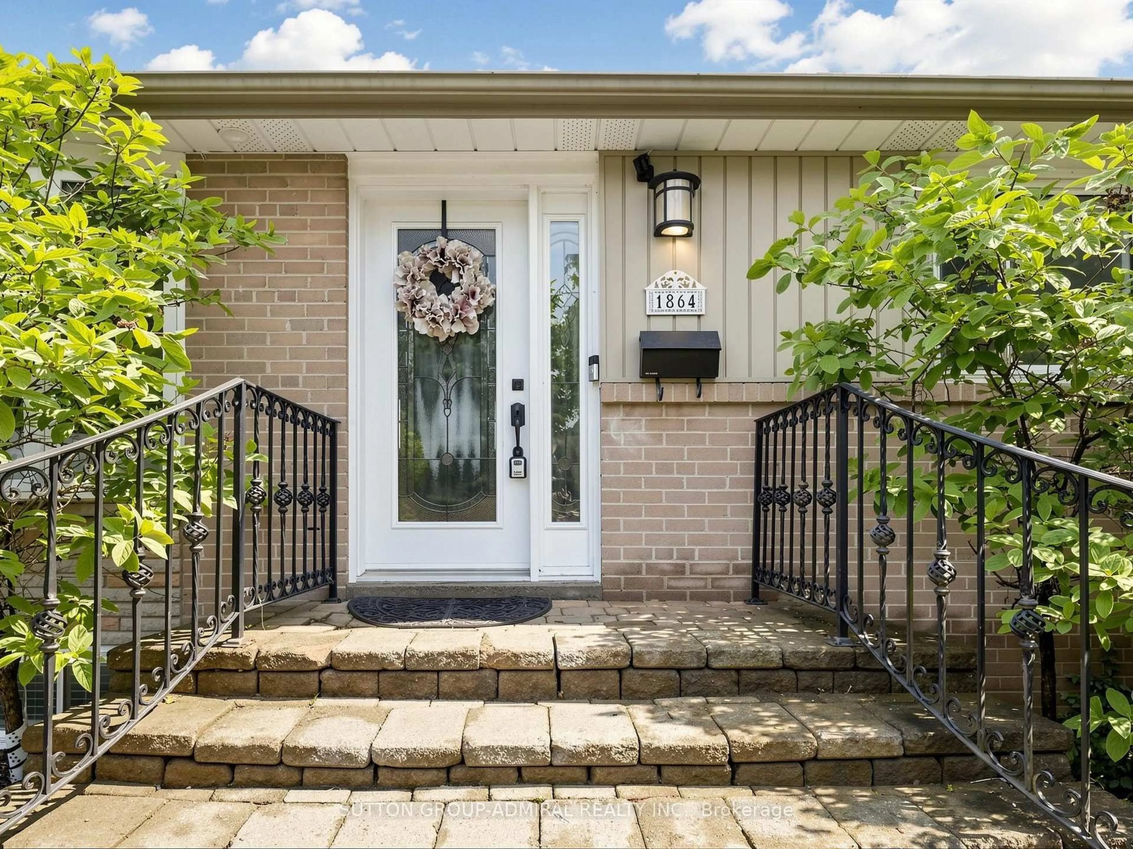 Indoor entryway for 1864 Hindhead Rd, Mississauga Ontario L5J 1N6