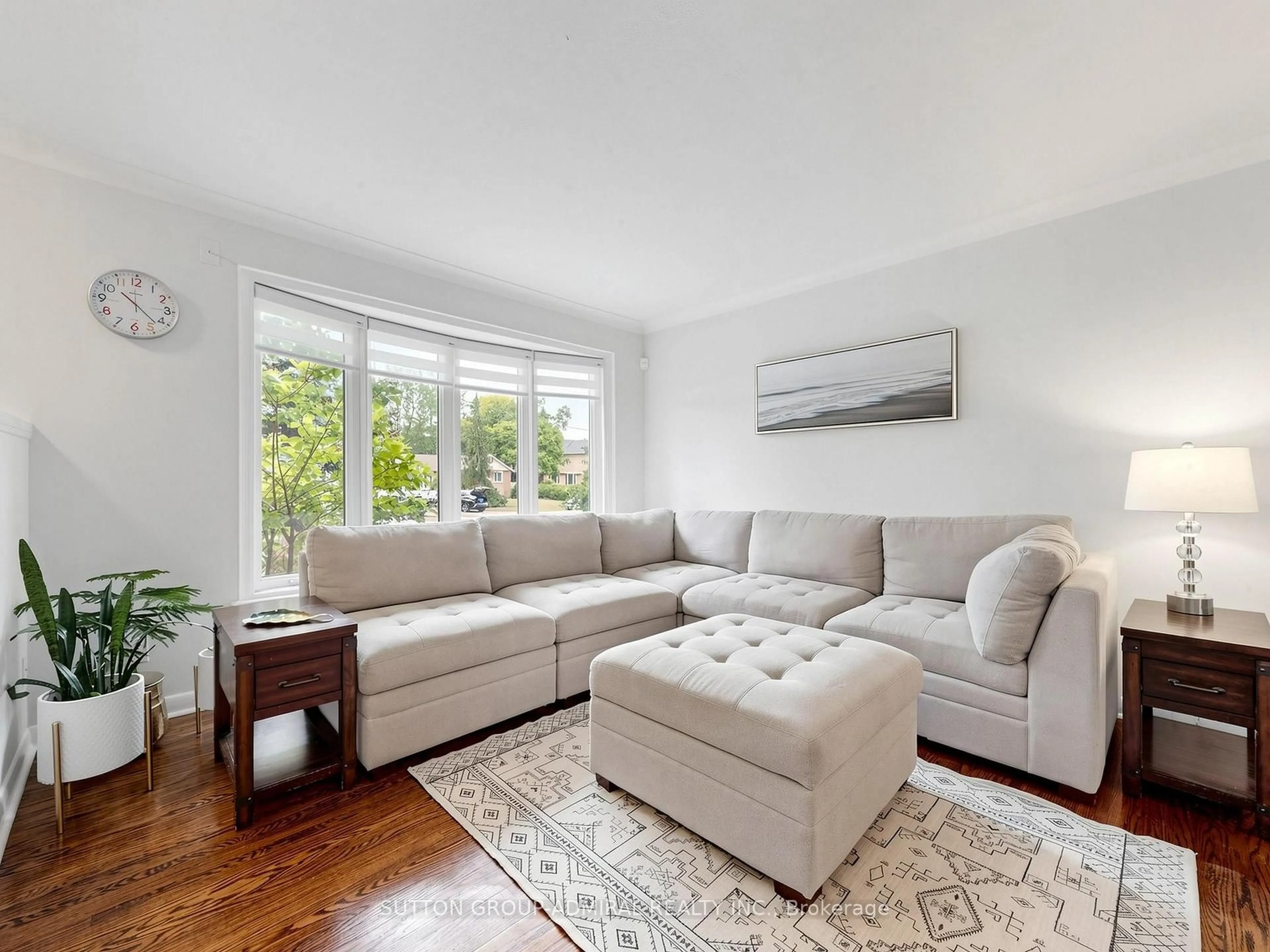 Living room with furniture, unknown for 1864 Hindhead Rd, Mississauga Ontario L5J 1N6