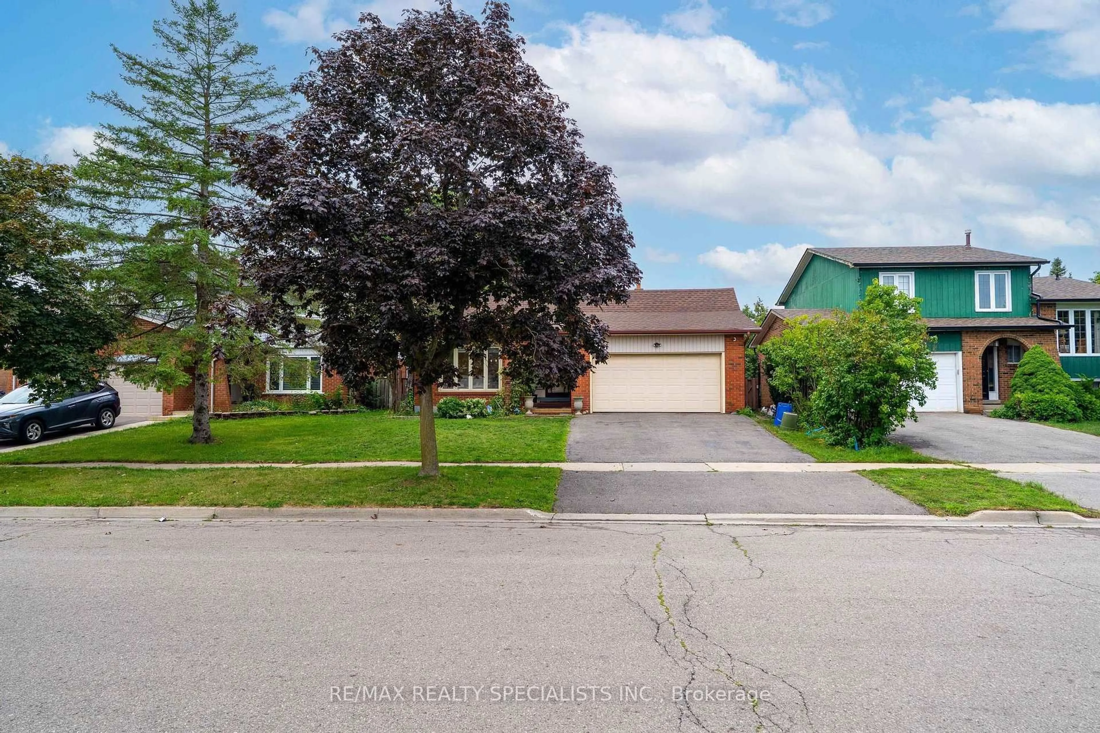A pic from outside/outdoor area/front of a property/back of a property/a pic from drone, street for 29 Blackthorn Lane, Brampton Ontario L6V 3K7