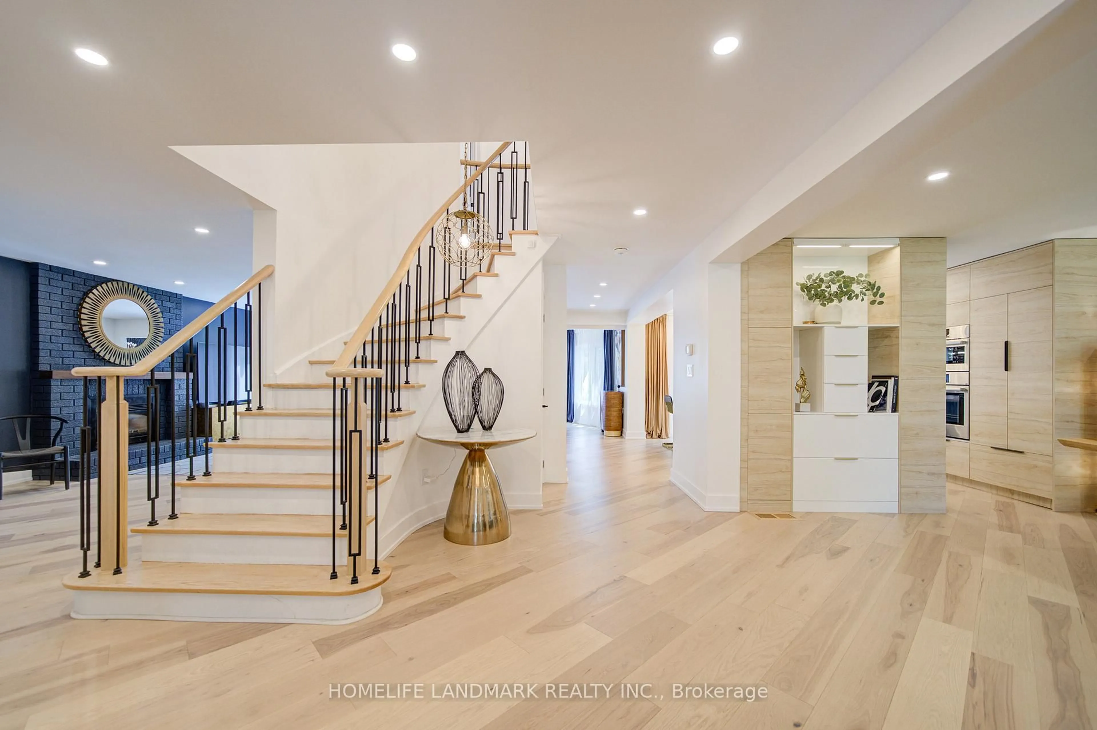 Indoor foyer for 1360 Old English Lane, Oakville Ontario L6M 2P8