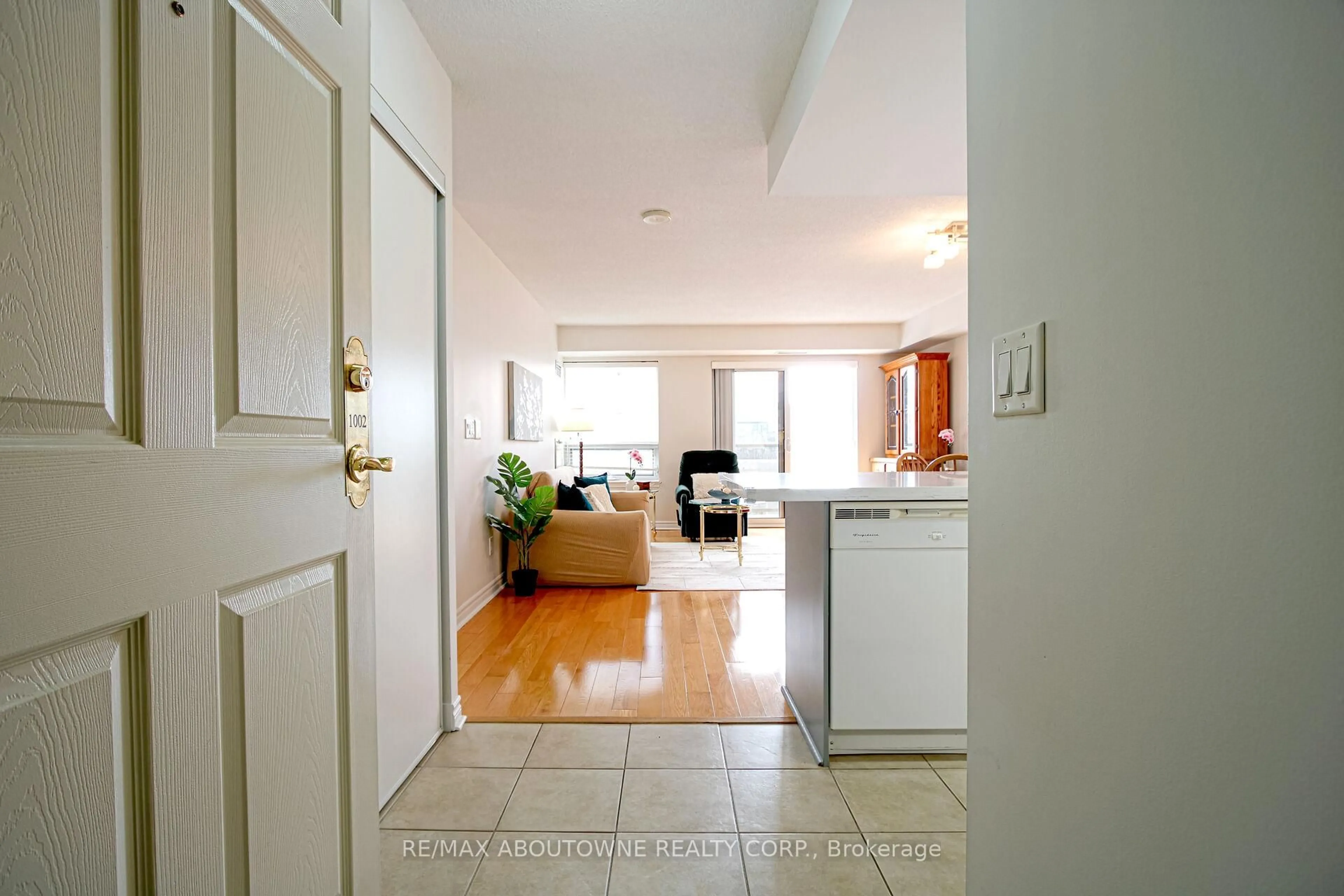 Indoor entryway for 350 Princess Royal Dr #1002, Mississauga Ontario L5B 4N1