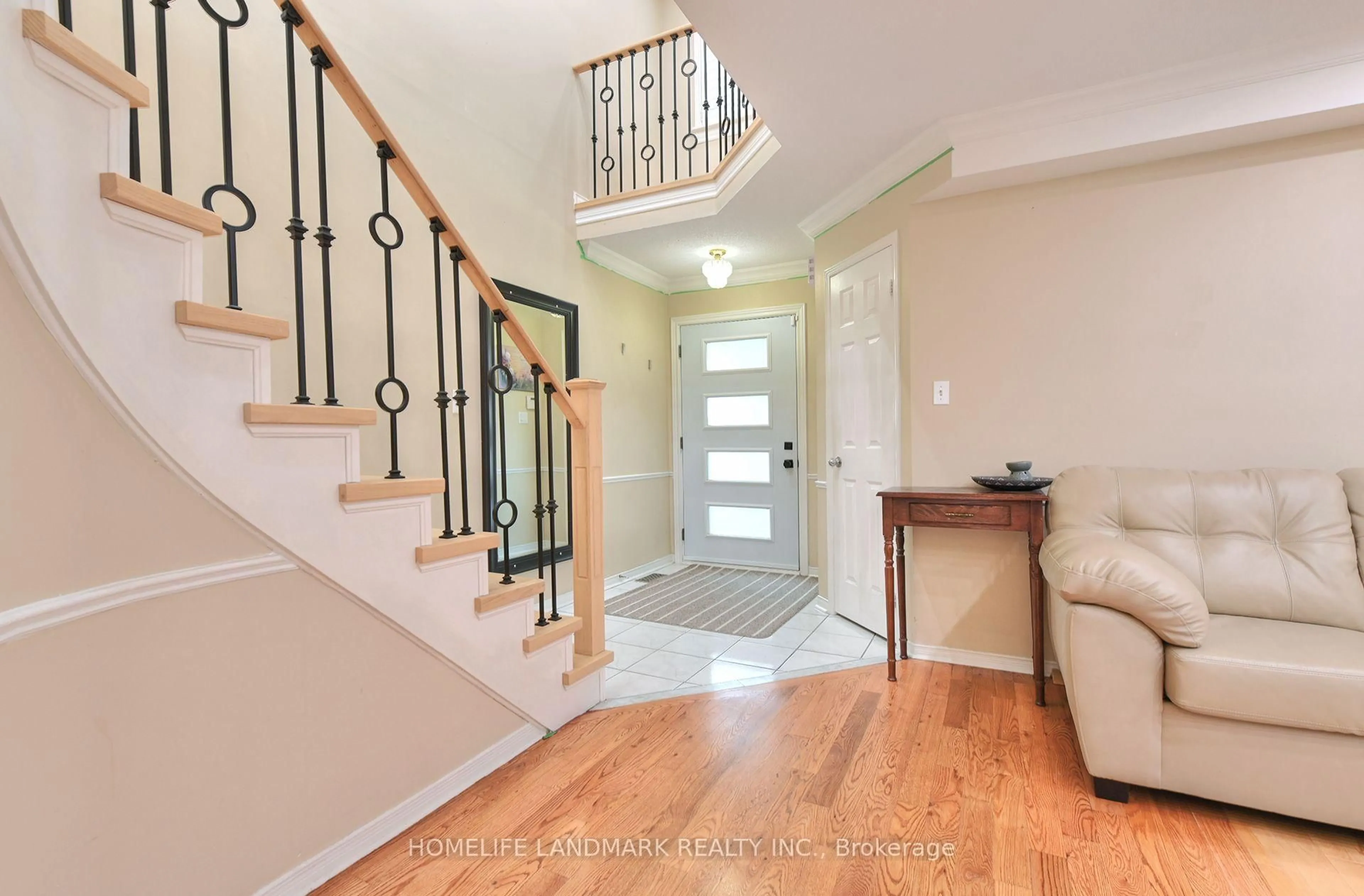 Indoor entryway for 132 Muirland Cres, Brampton Ontario L6X 4G2