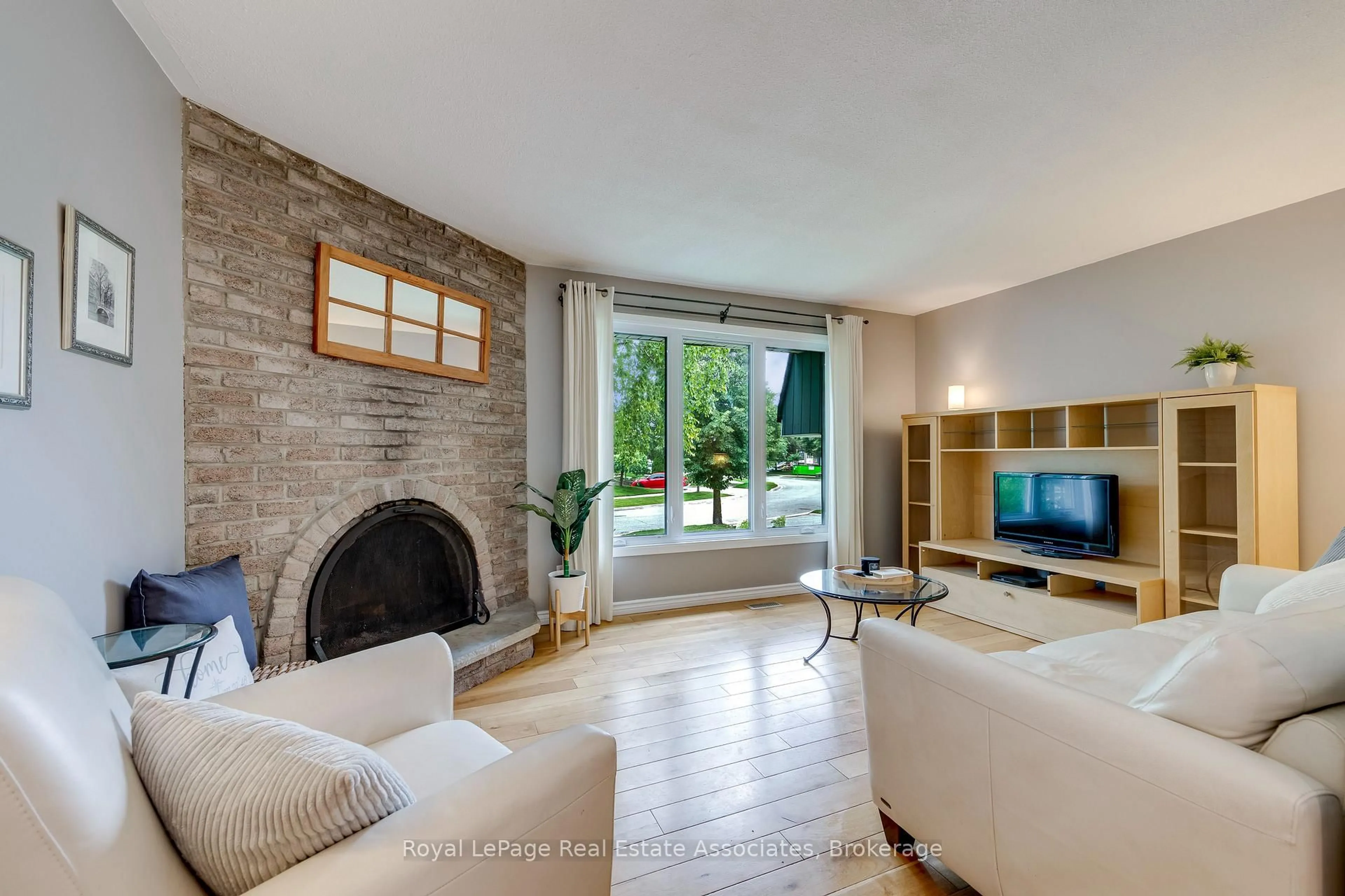 Living room with furniture, unknown for 2929 Arvida Circ, Mississauga Ontario L5N 1R4