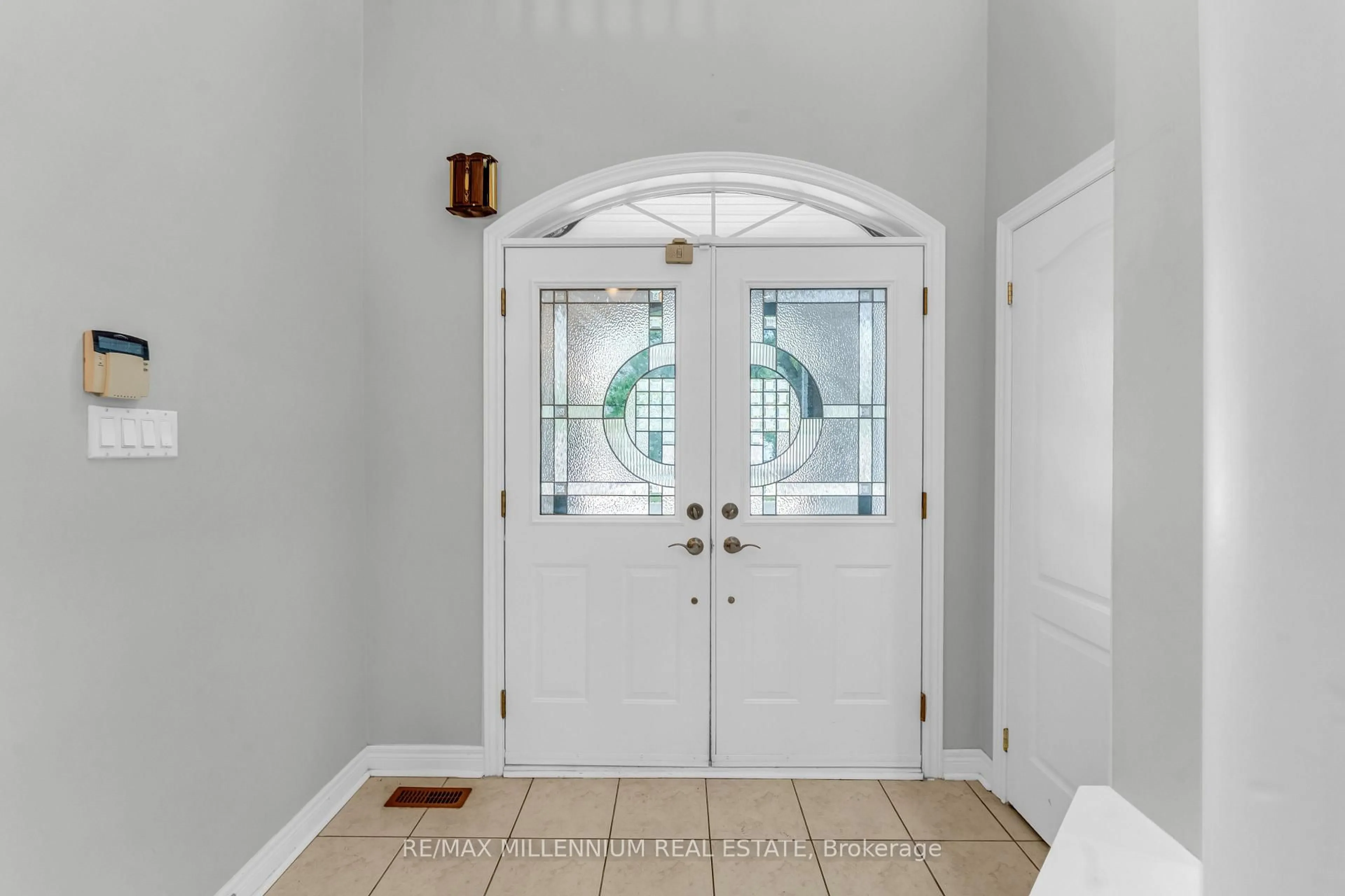Indoor entryway for 28 Fogerty St, Brampton Ontario L6Y 5K2
