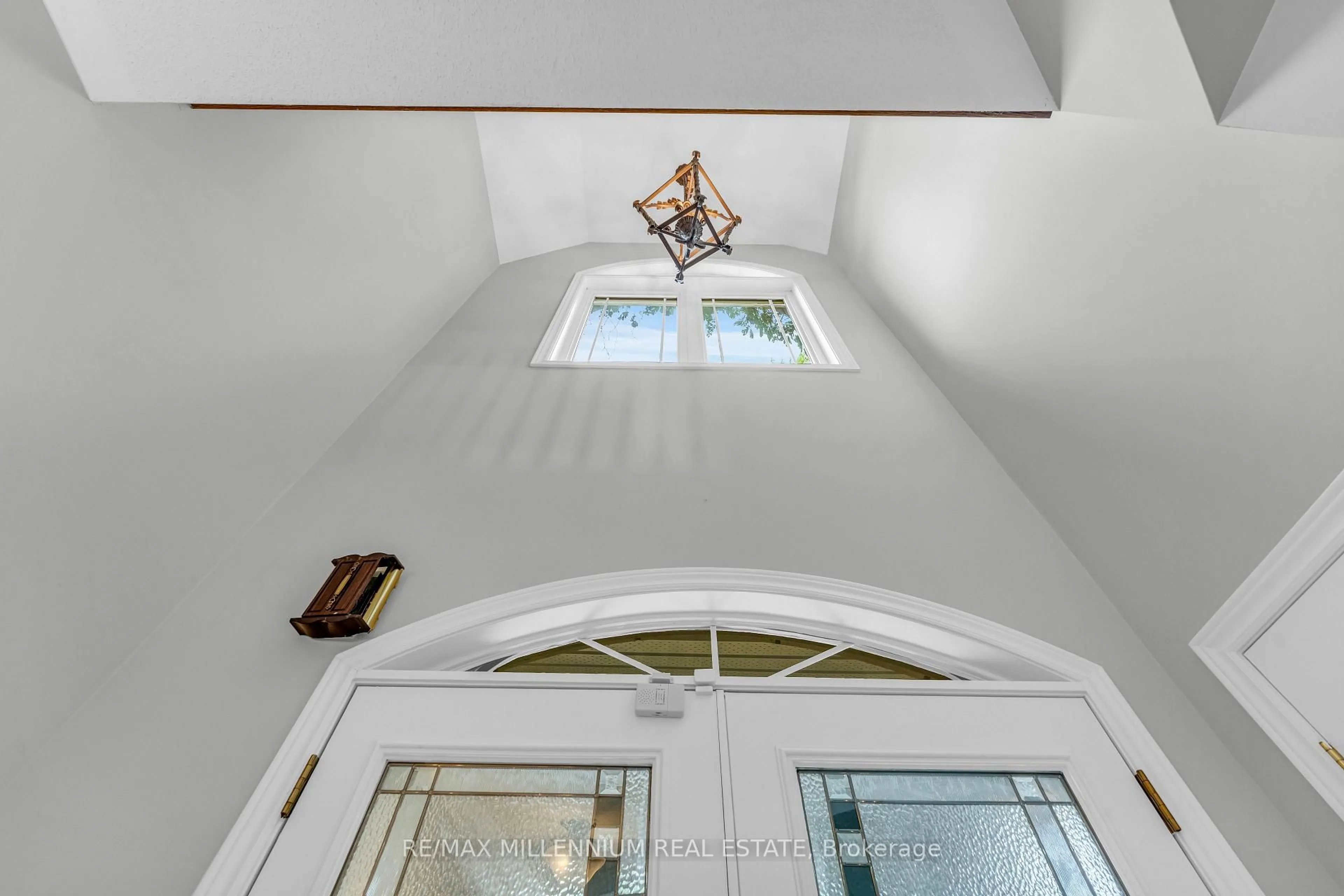 Indoor entryway for 28 Fogerty St, Brampton Ontario L6Y 5K2