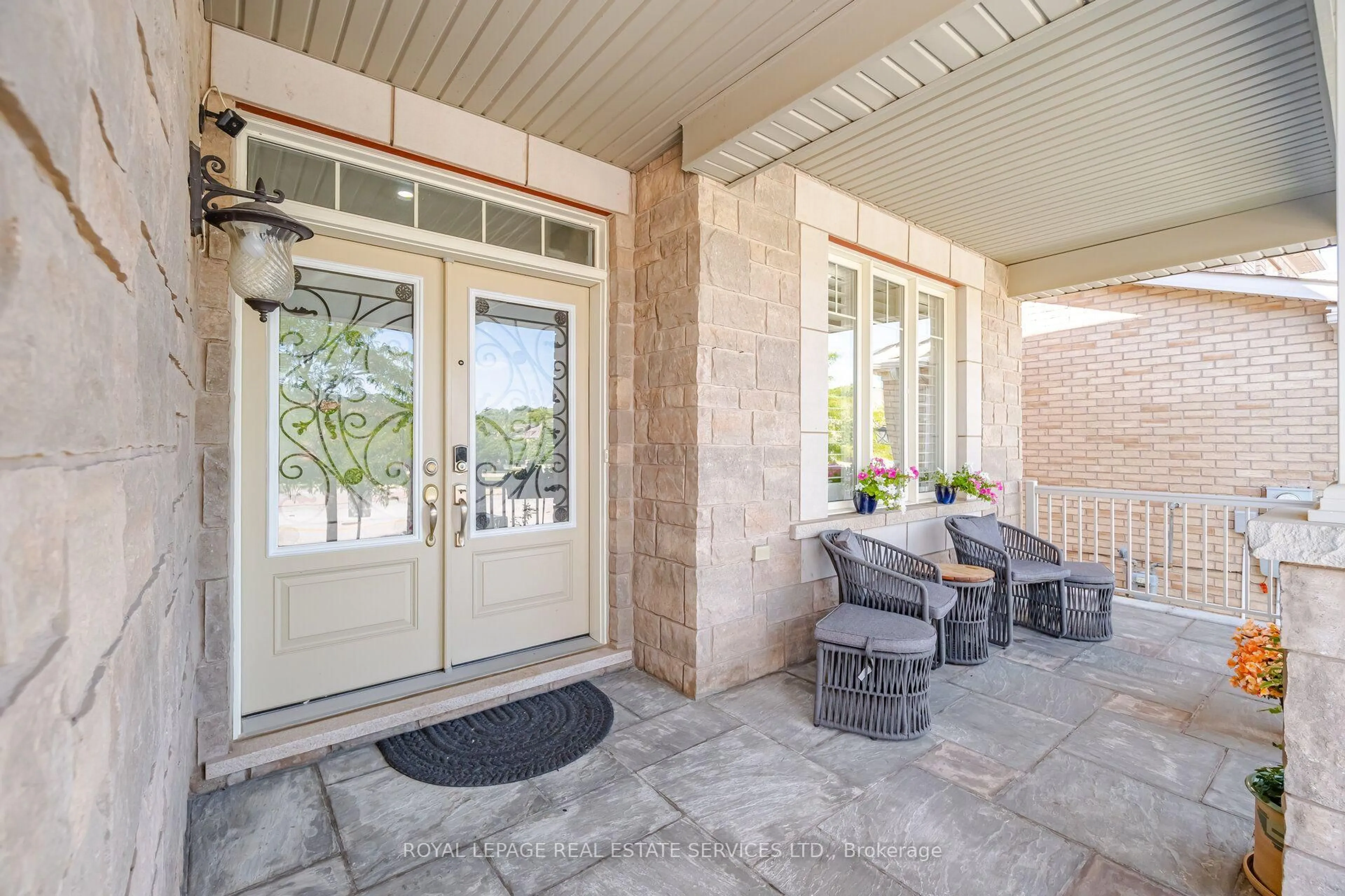 Indoor entryway for 8 Wardsville Dr, Brampton Ontario L6Y 0T7