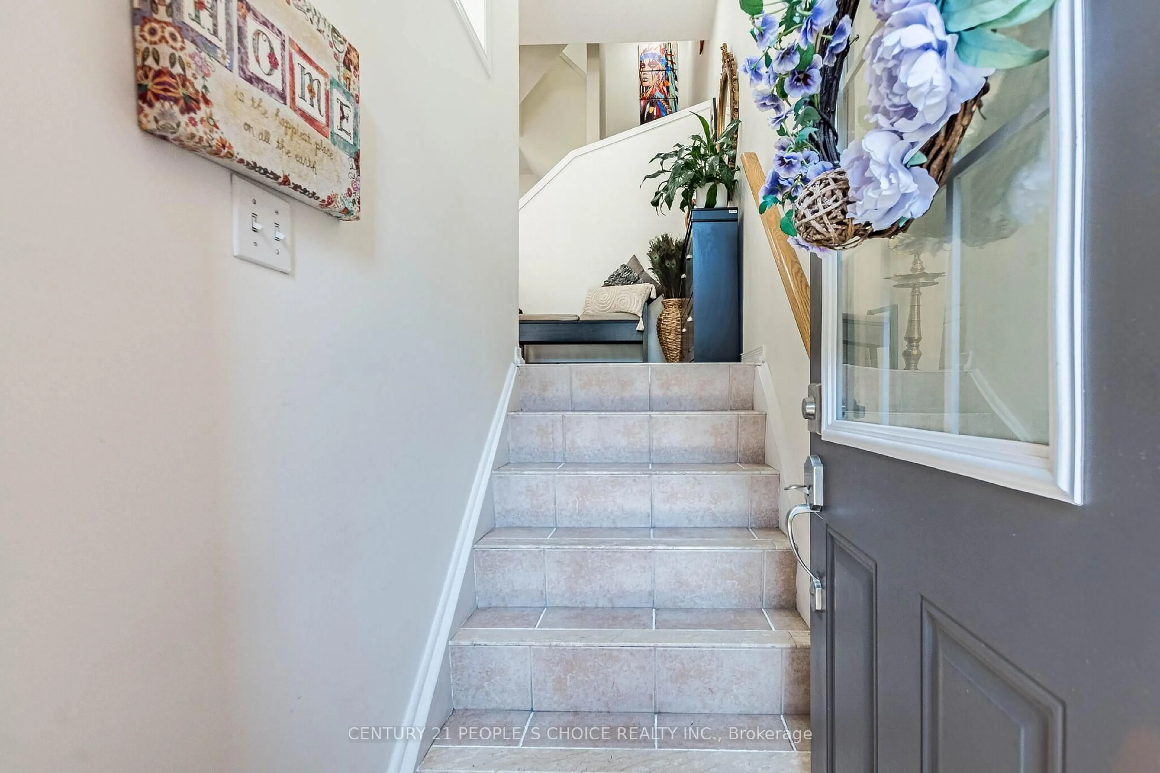 Indoor foyer for 435 Hensall Circ #29, Mississauga Ontario L5A 4P1