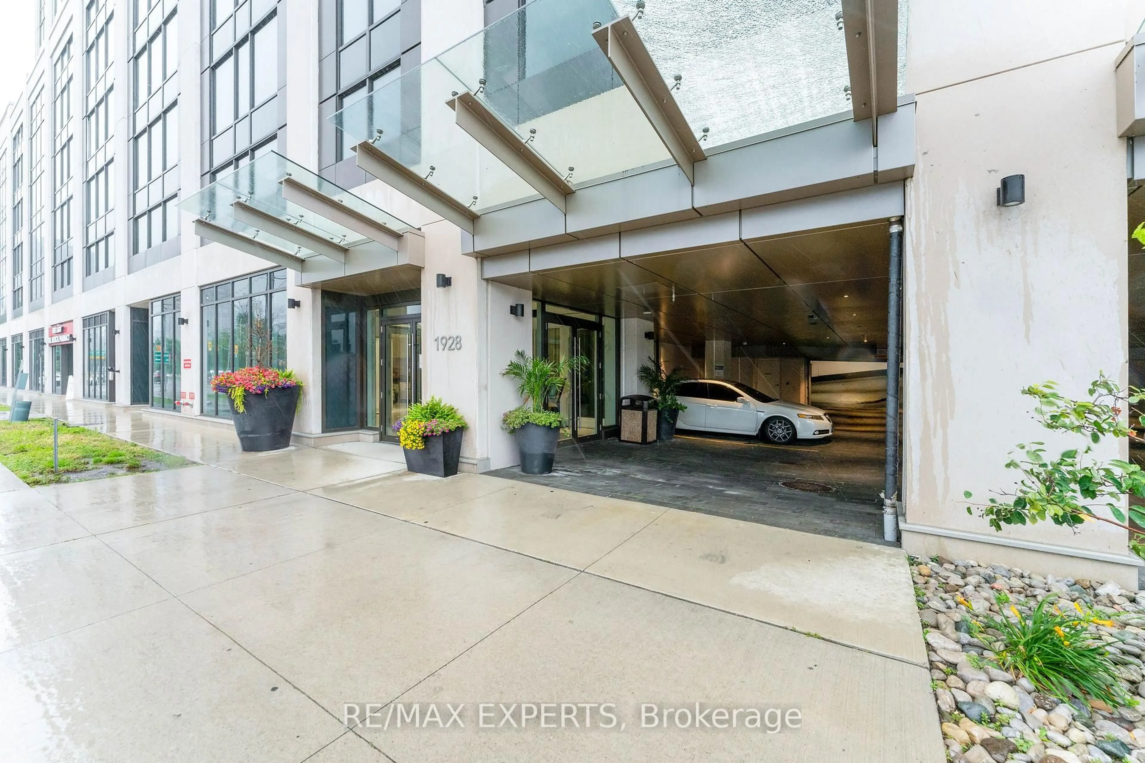 Indoor foyer for 1928 Lake Shore Blvd #3802, Toronto Ontario M6S 0B1
