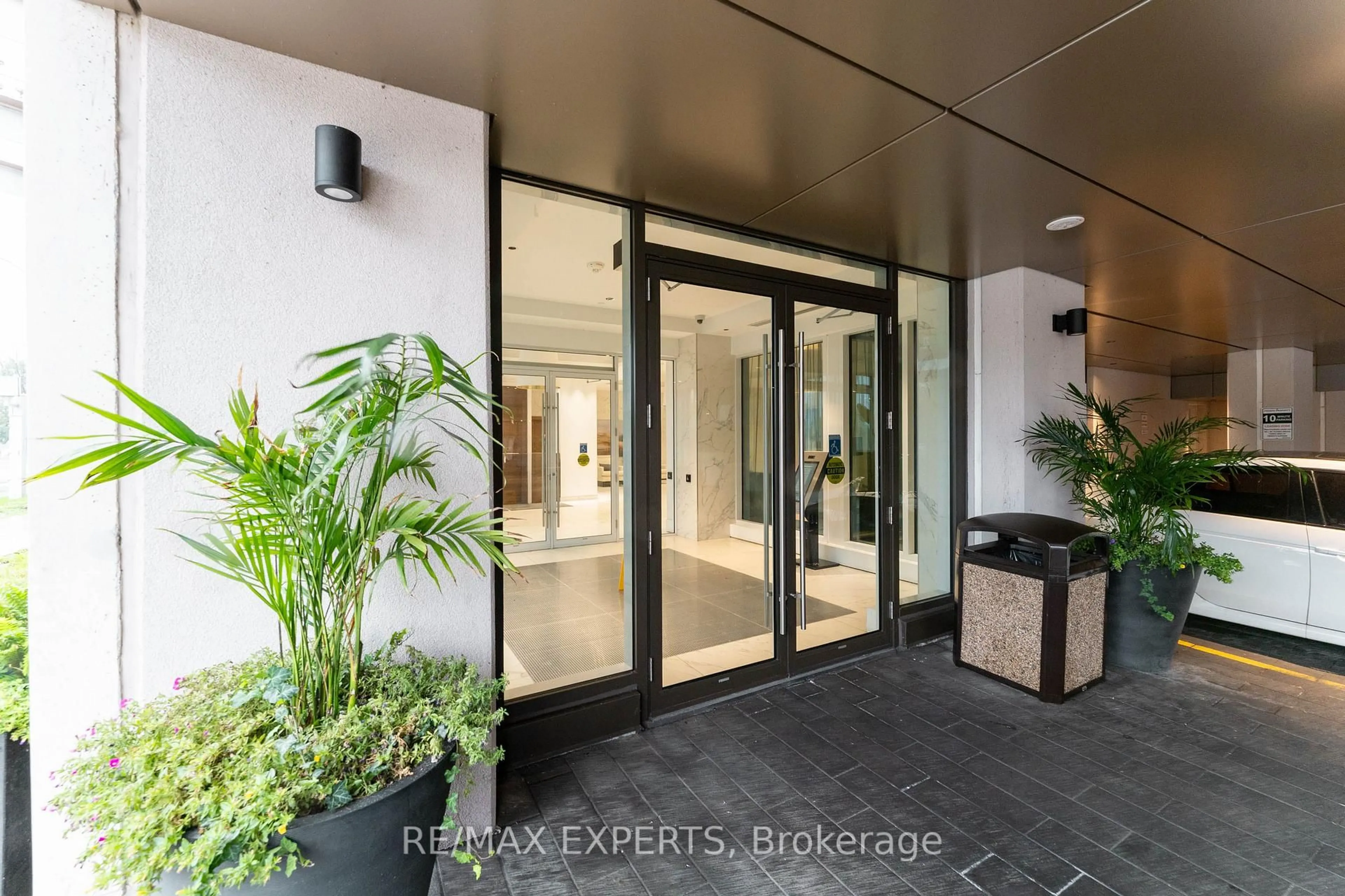 Indoor foyer for 1928 Lake Shore Blvd #3802, Toronto Ontario M6S 0B1