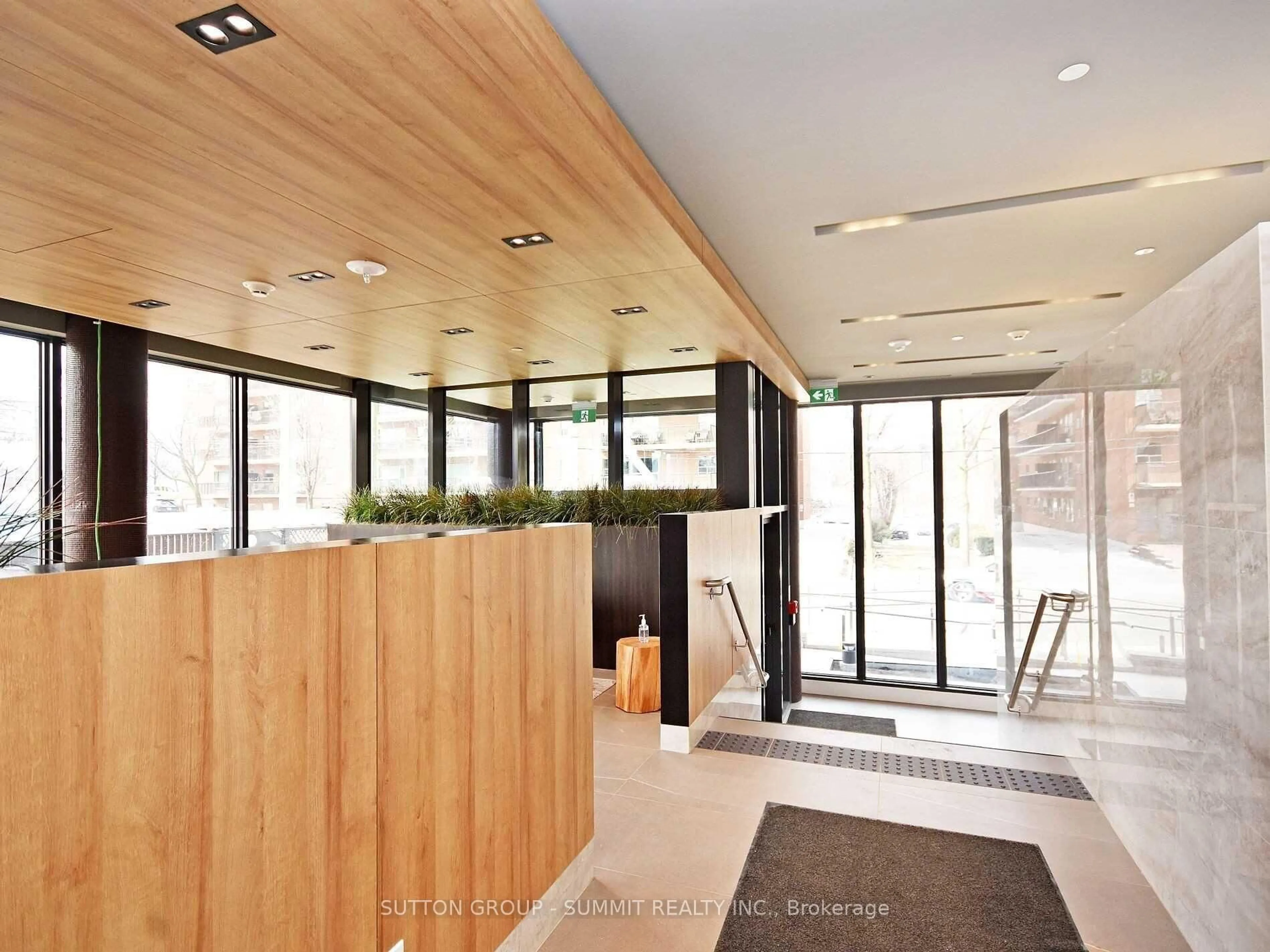 Indoor foyer for 21 PARK St #1606, Mississauga Ontario L5G 1L7