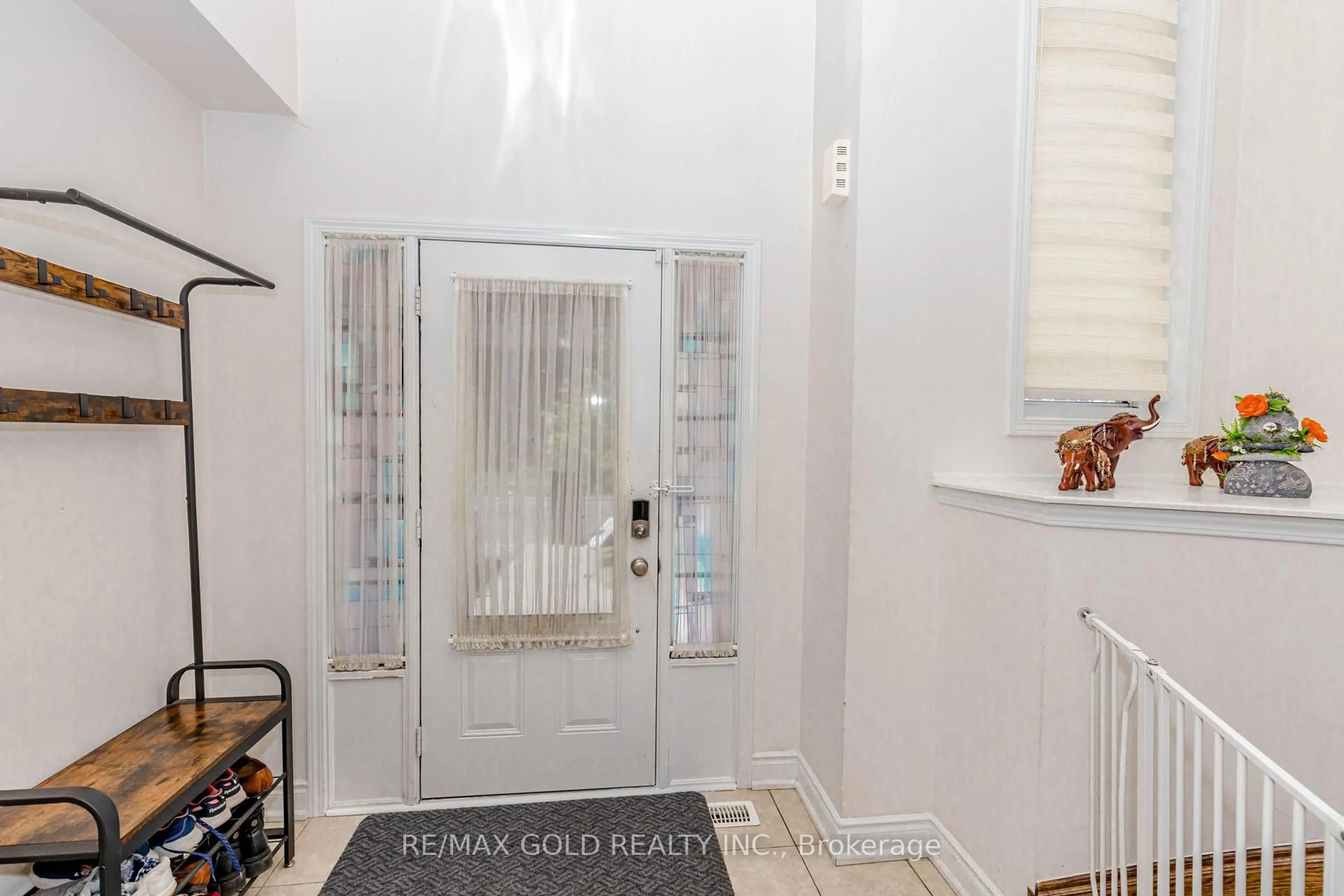 Indoor entryway for 21 Killick Rd, Brampton Ontario L7A 0Y6