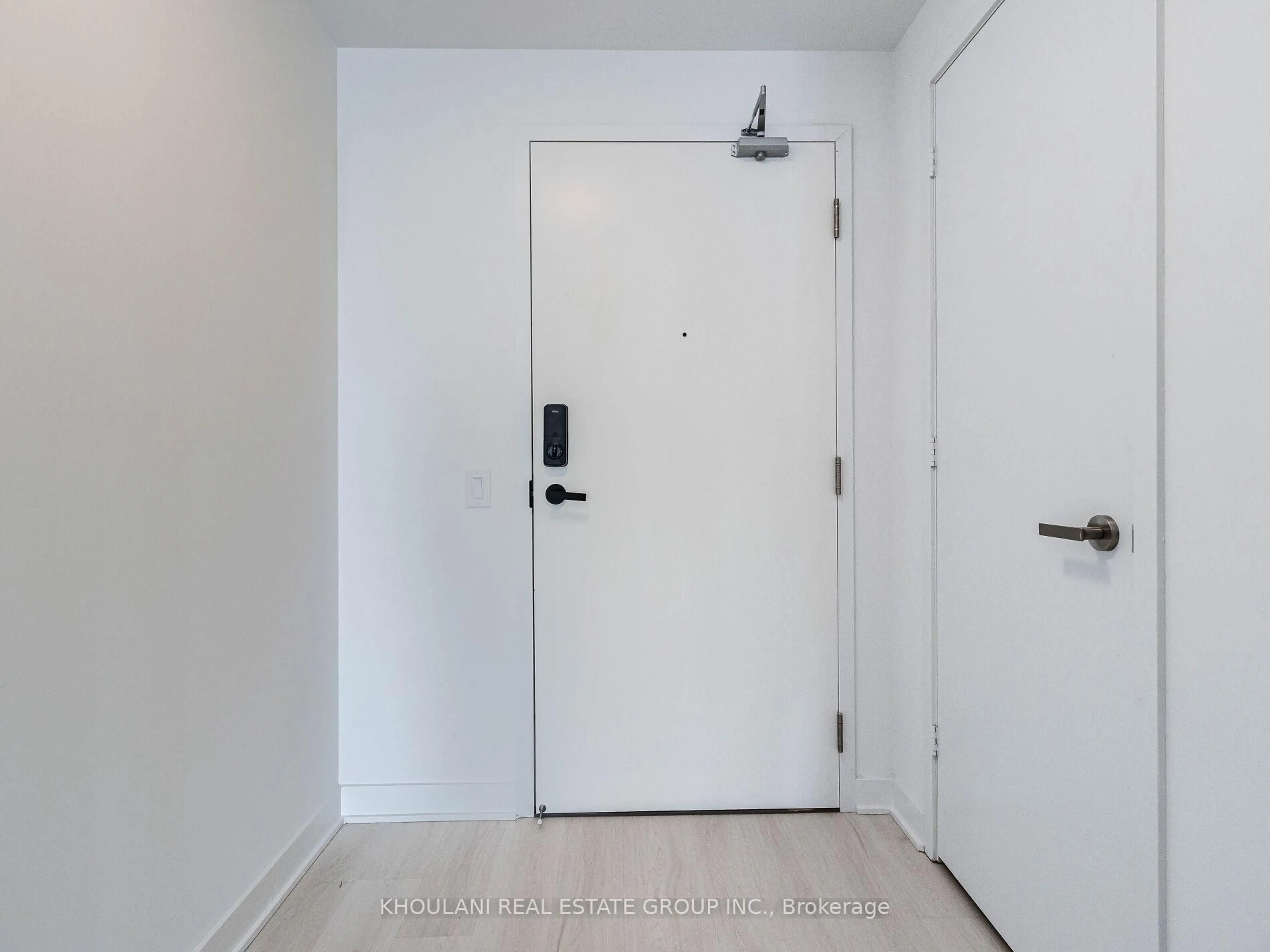 Indoor entryway for 3900 Confederation Pkwy #2212, Mississauga Ontario L5B 0M3