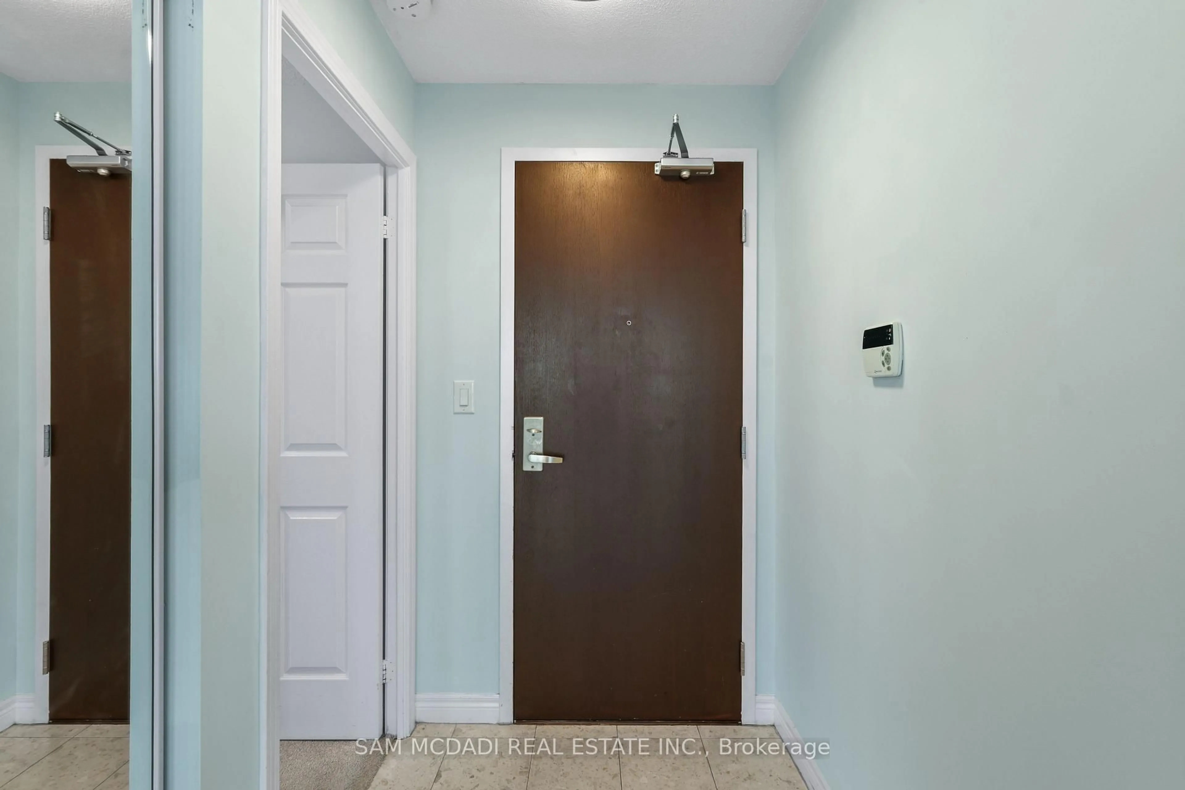 Indoor foyer for 208 Enfield Pl #1103, Mississauga Ontario L5B 0G8