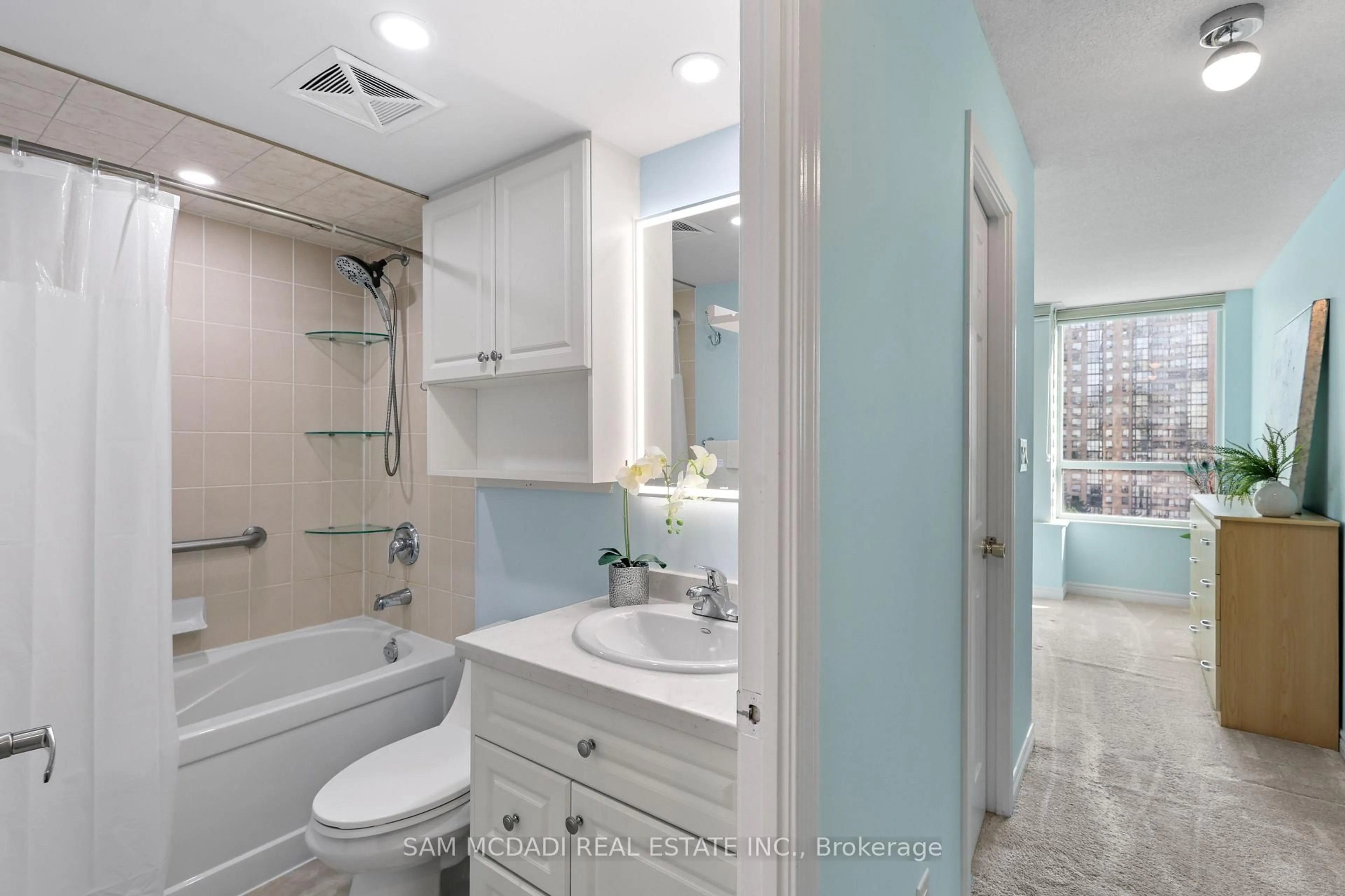 Standard bathroom, ceramic/tile floor for 208 Enfield Pl #1103, Mississauga Ontario L5B 0G8