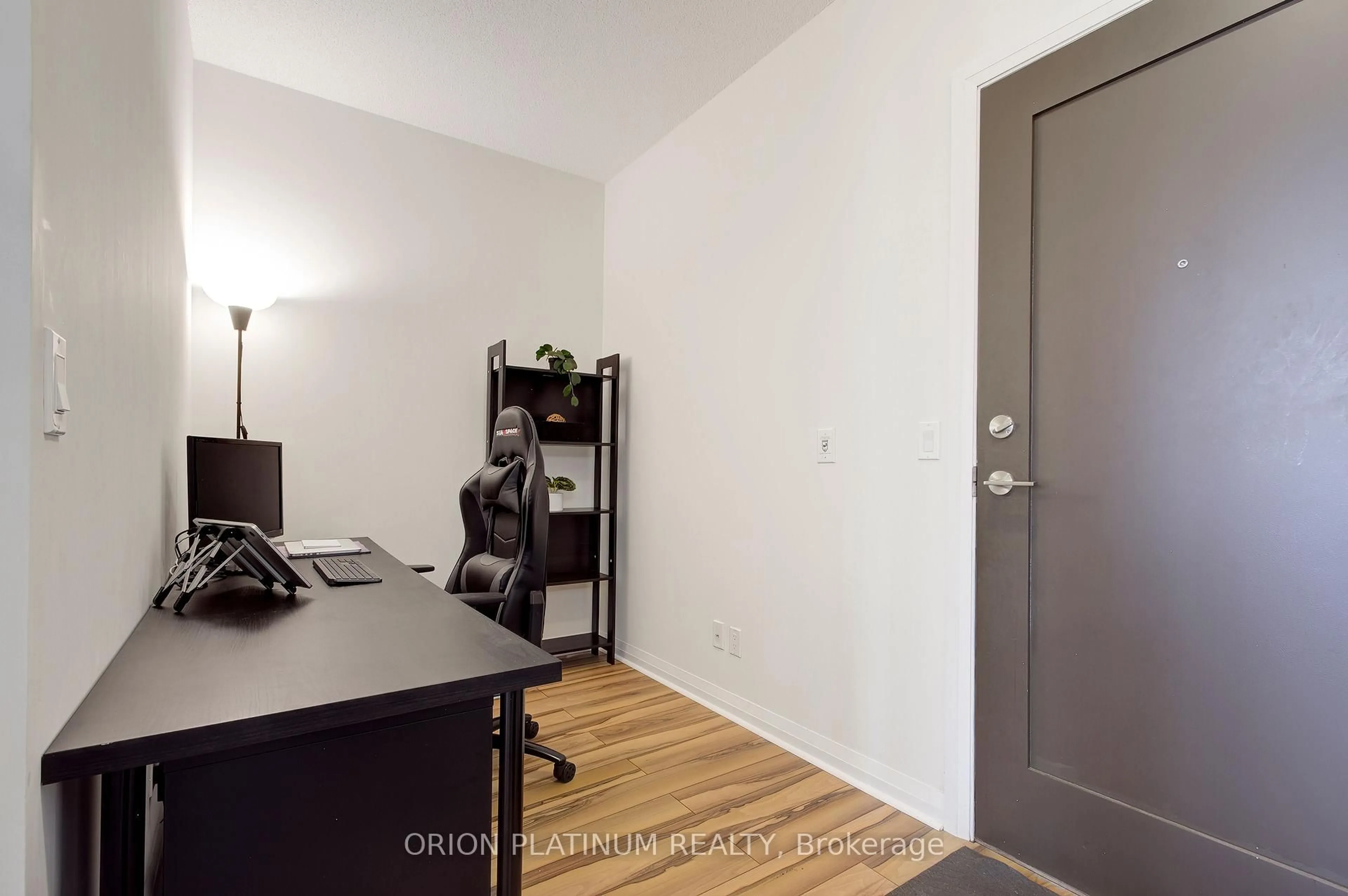Indoor entryway for 55 Eglinton Ave #2003, Mississauga Ontario L5R 0E4