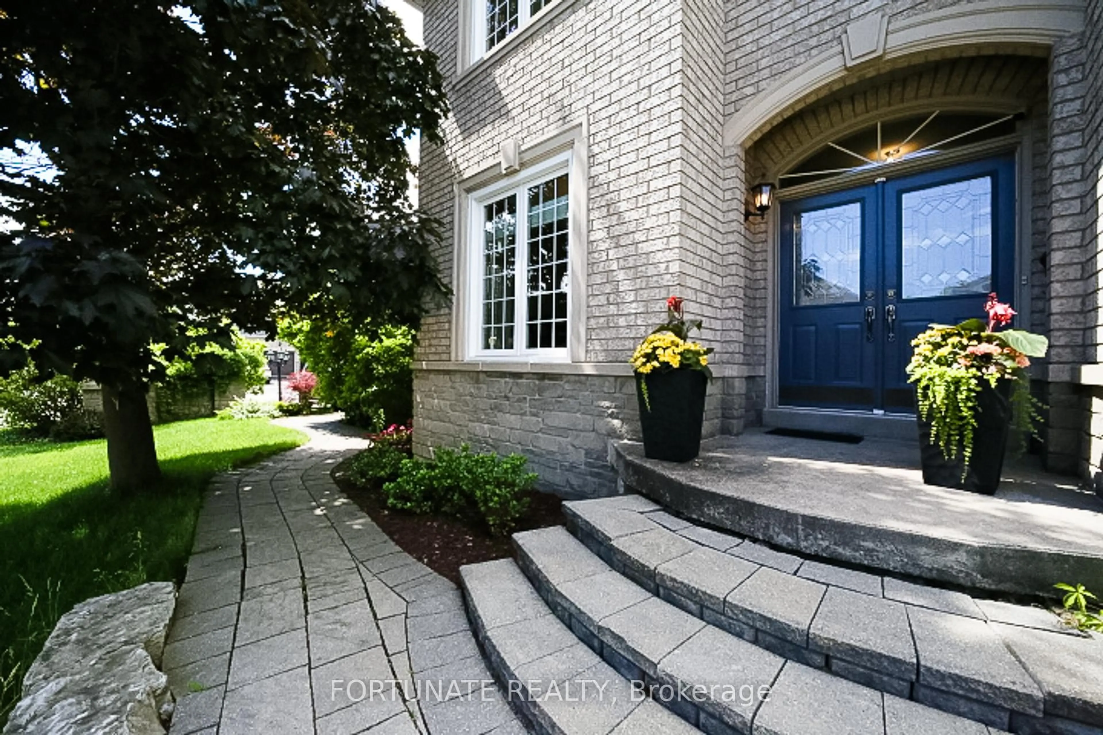 Unknown for 2071 Pinevalley Cres, Oakville Ontario L6H 6L8