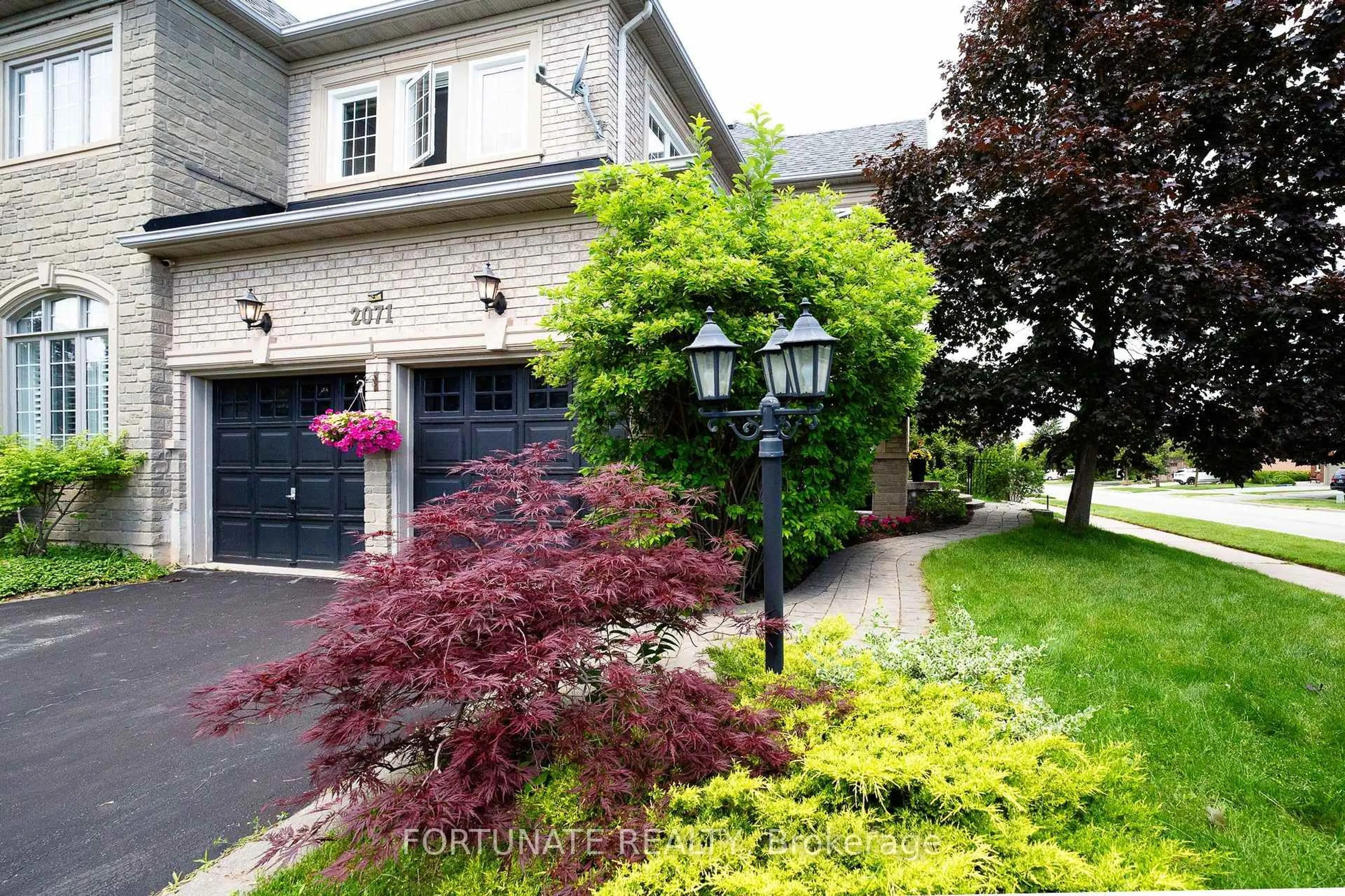 Unknown for 2071 Pinevalley Cres, Oakville Ontario L6H 6L8