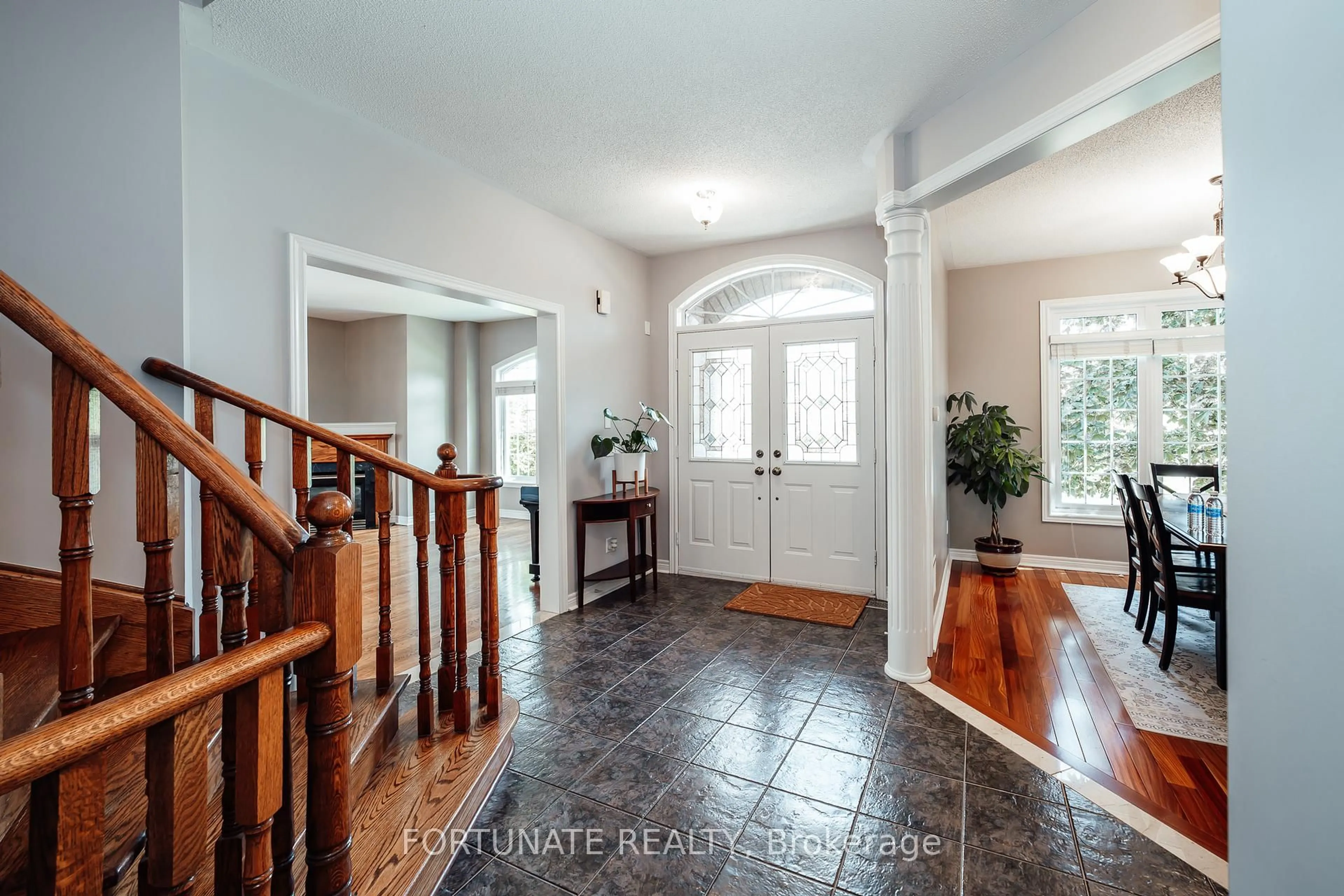Indoor entryway for 2071 Pinevalley Cres, Oakville Ontario L6H 6L8