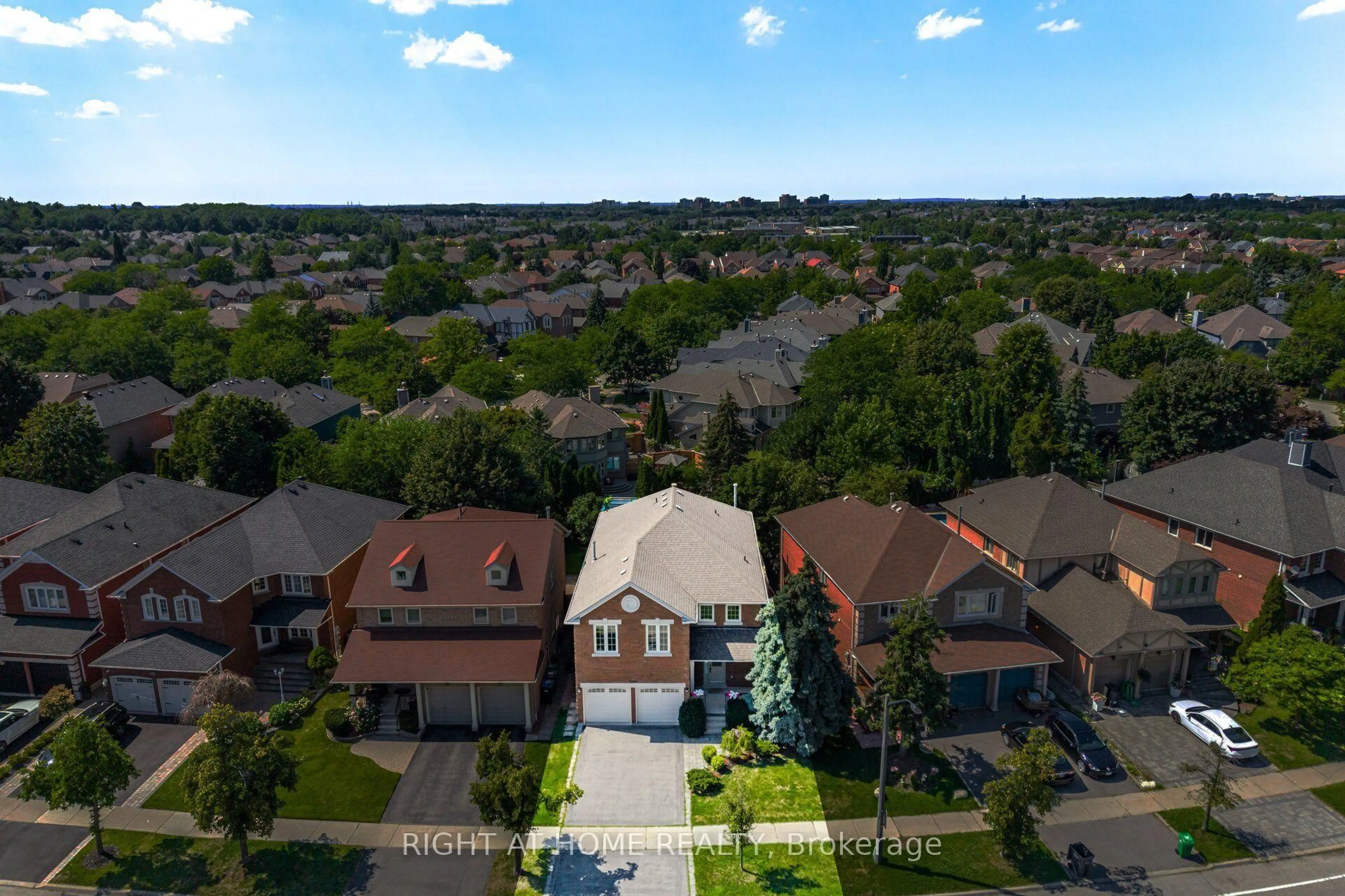 A pic from outside/outdoor area/front of a property/back of a property/a pic from drone, unknown for 5296 Middlebury Dr, Mississauga Ontario L5M 5E5