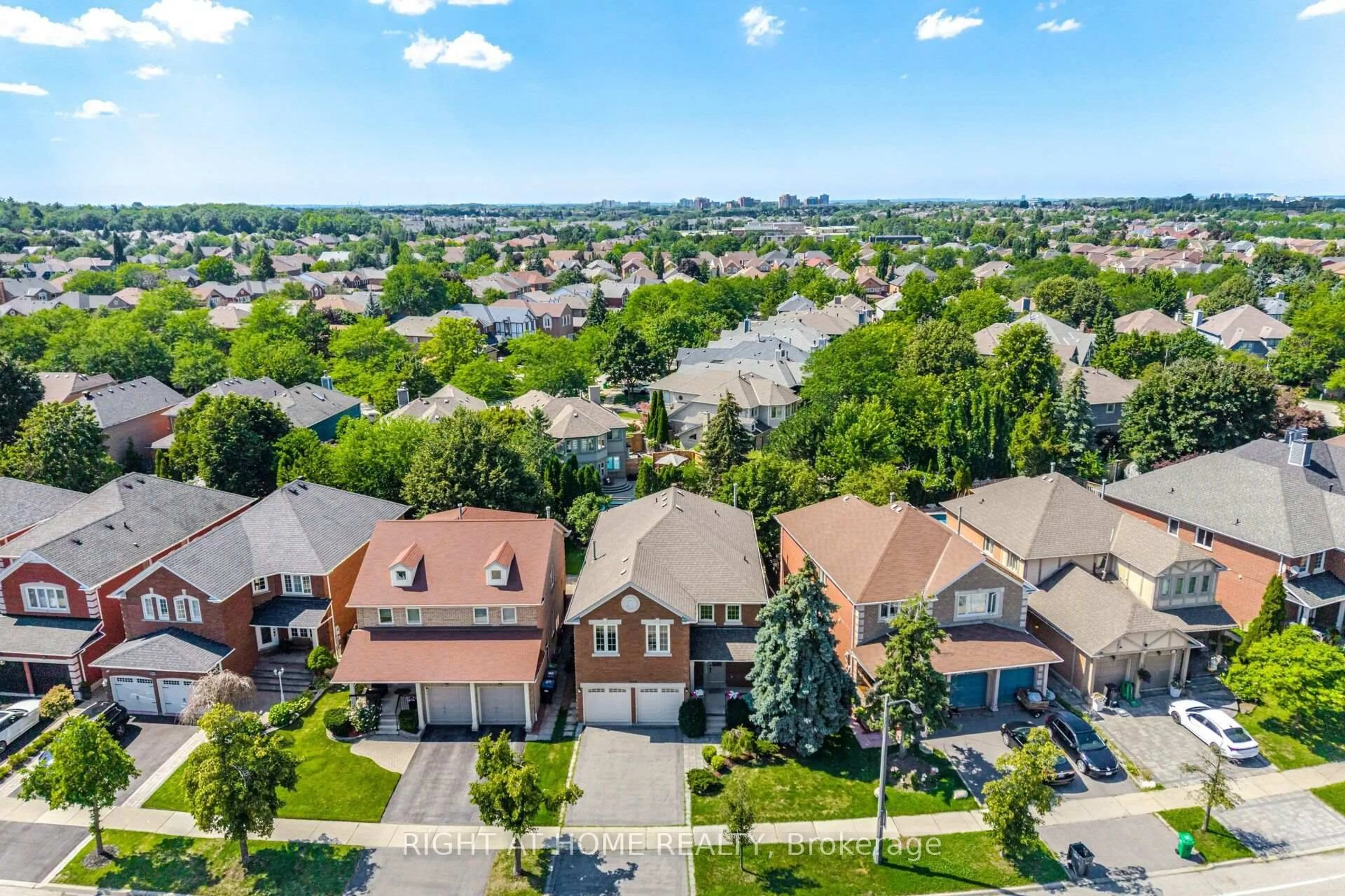 A pic from outside/outdoor area/front of a property/back of a property/a pic from drone, unknown for 5296 Middlebury Dr, Mississauga Ontario L5M 5E5