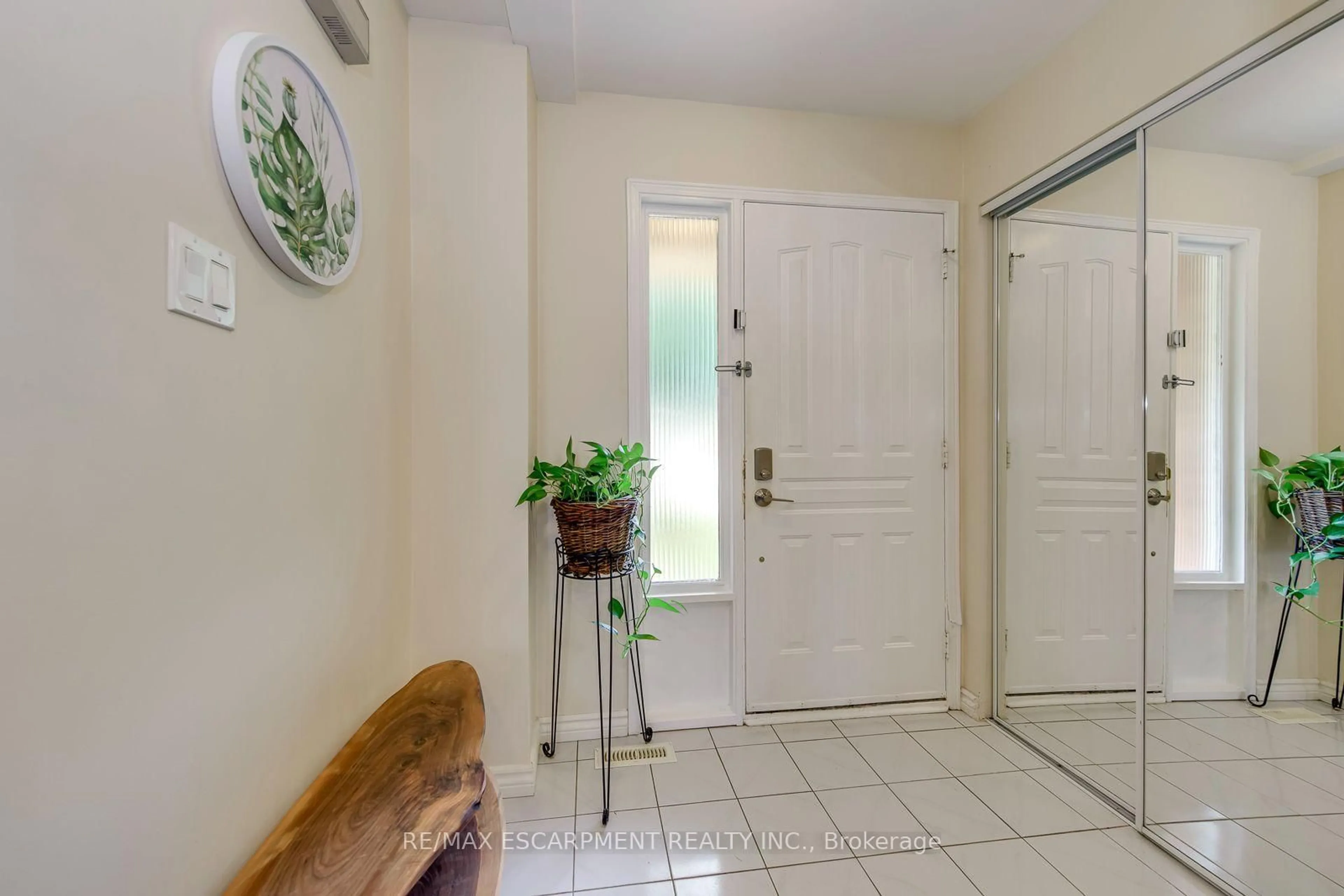 Indoor entryway for 2549 Addingham Cres, Oakville Ontario L6J 7K7